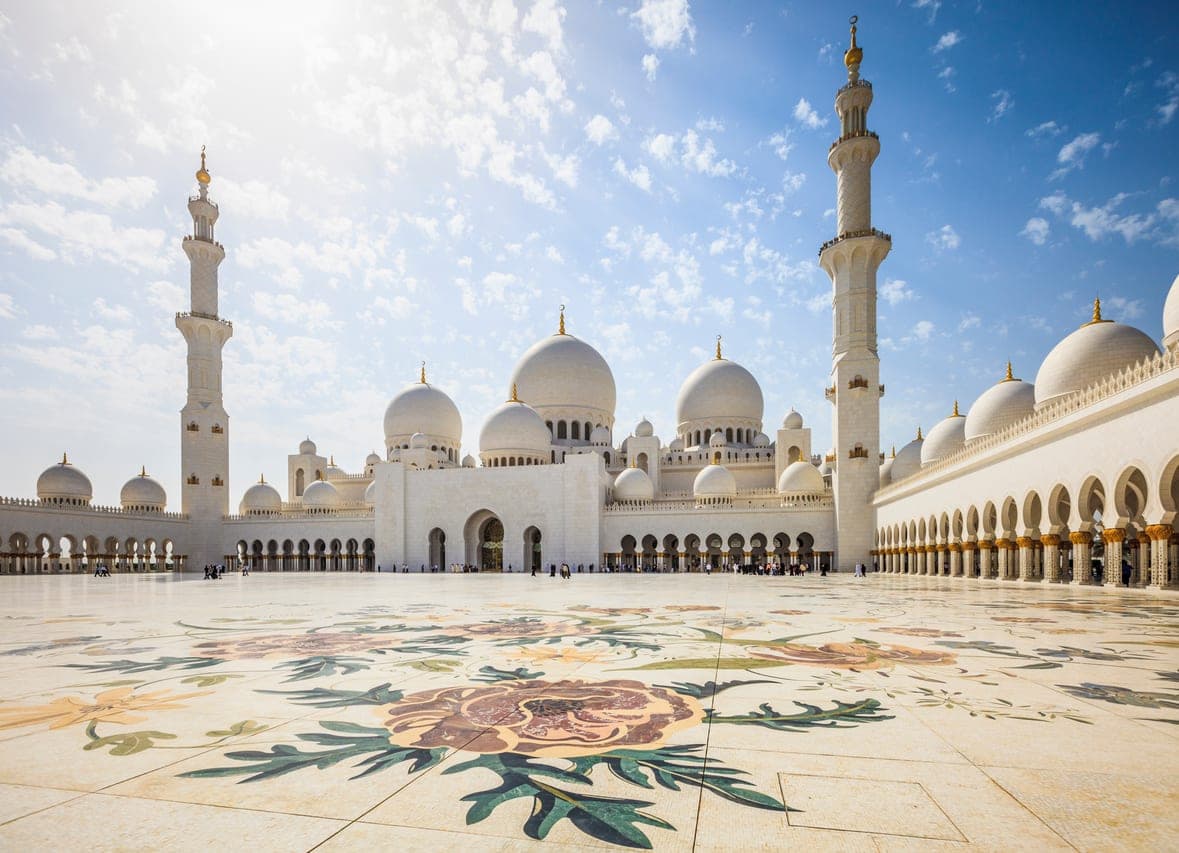 Prunkvolles Gewölbe mit Kronleuchter in der Scheich-Zayid-Moschee in Abu Dhabi