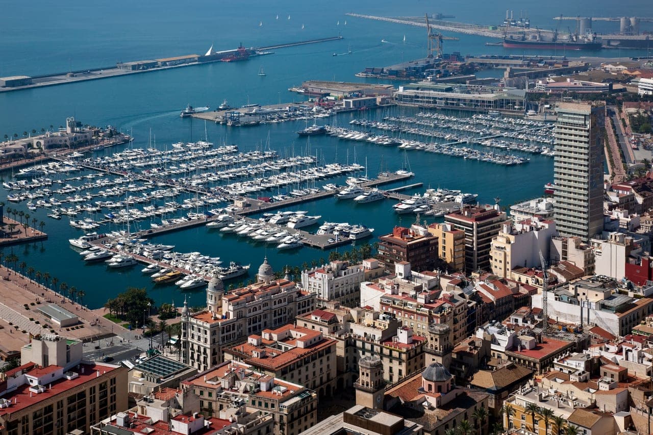 Blick über Alicante an der Costa Blanca mit Hafen und Mittelmeer