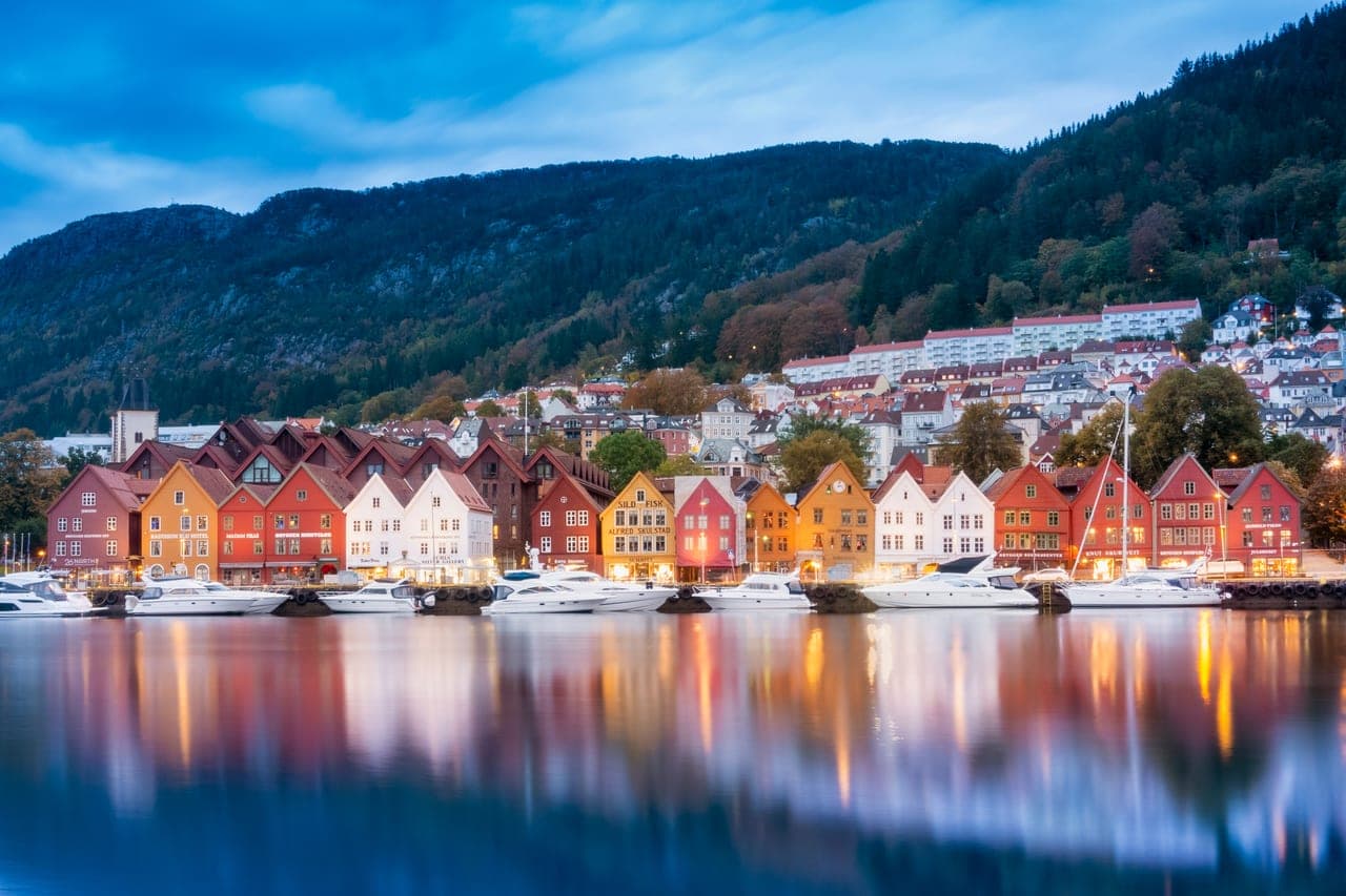 Stadtpanorama von Bergen mit dem Kreuzfahrthafen und den umliegenden Hügeln