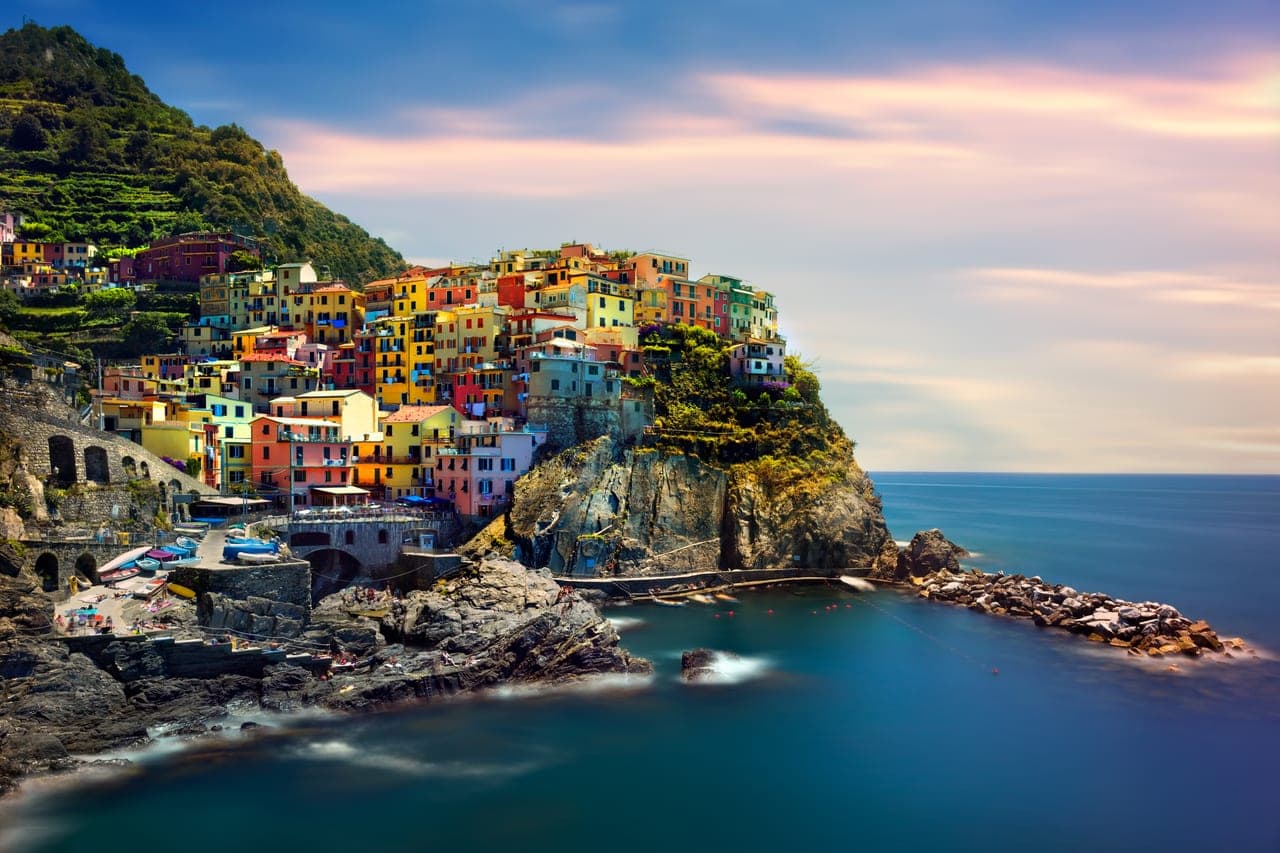 Buntes Dorf der Cinque Terre an der steilen ligurischen Küste