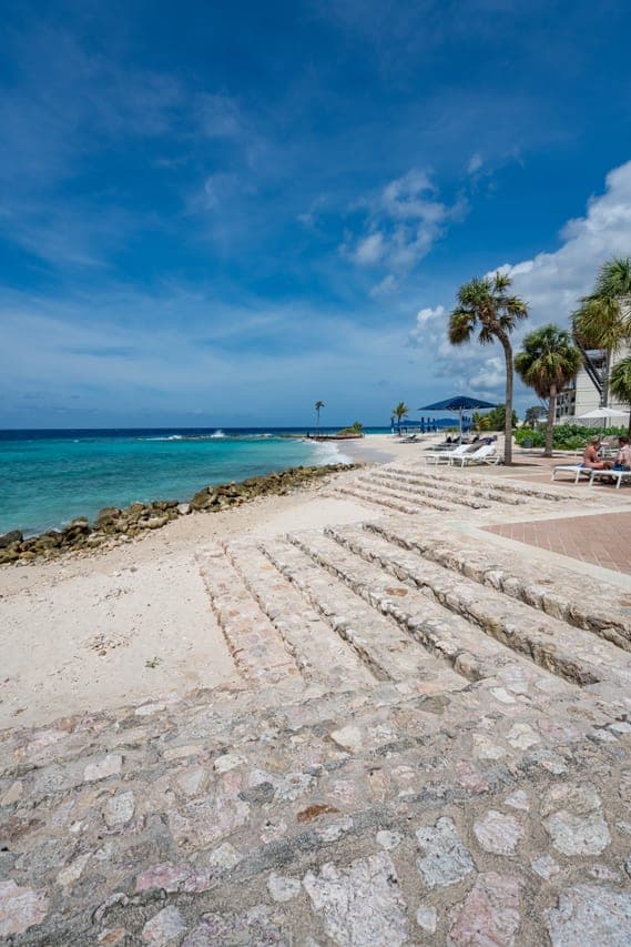 Blick über die Dächer von Willemstad auf Curaçao mit dem türkisblauen Karibischen Meer