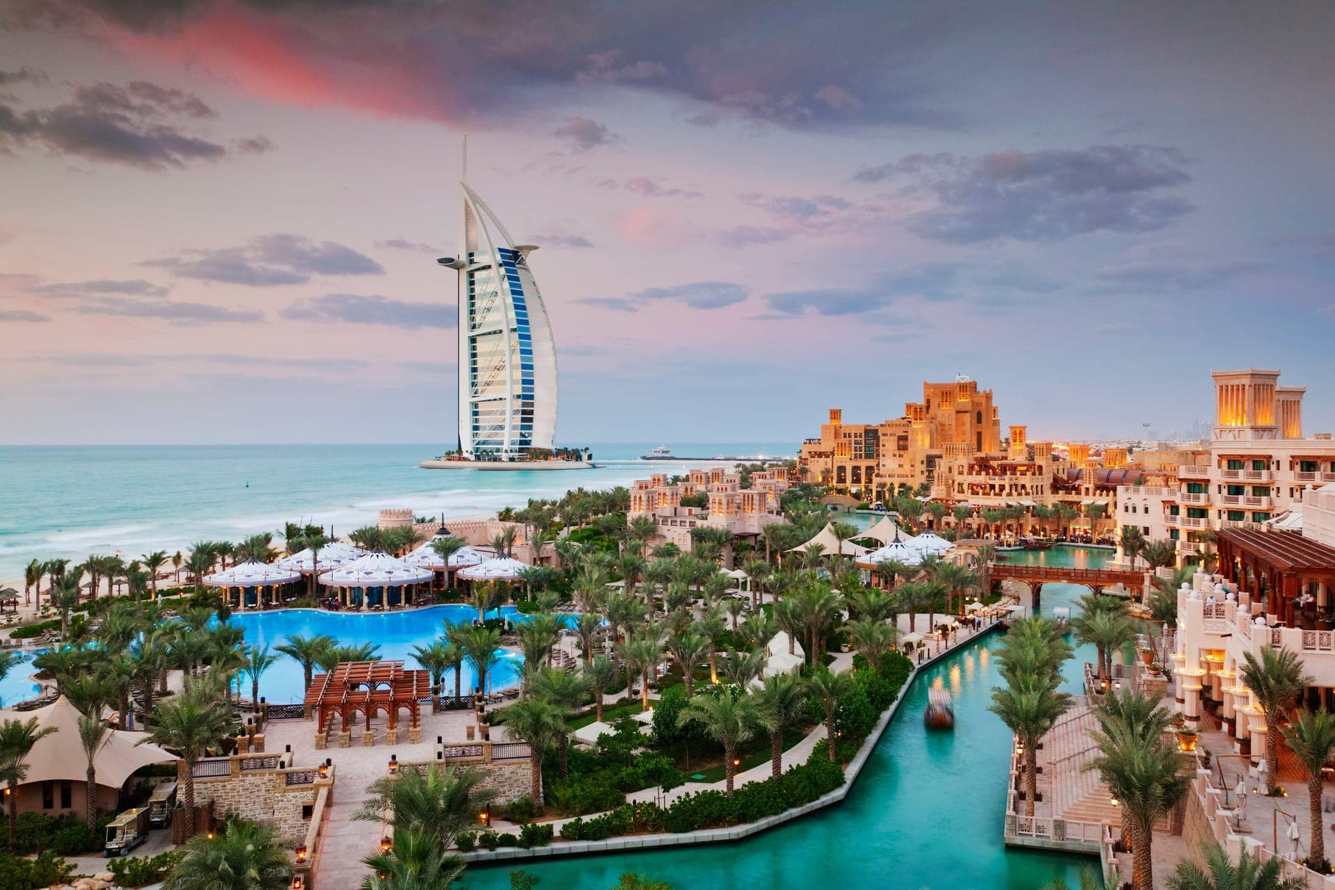 Das Burj al Arab hinter den Wasserkanälen und Windtürmen des Madinat Jumeirah