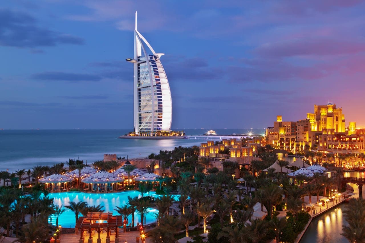 Das Burj al Arab hinter den Wasserkanälen und Windtürmen des Madinat Jumeirah