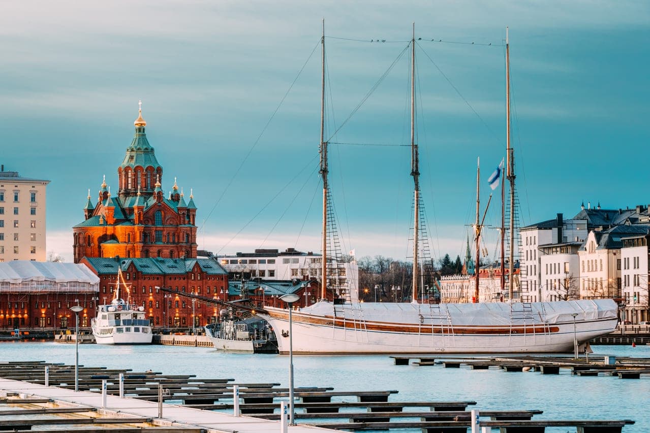 Die rote Backstein-Fassade der Uspenski-Kathedrale in Helsinki in Abendstimmung