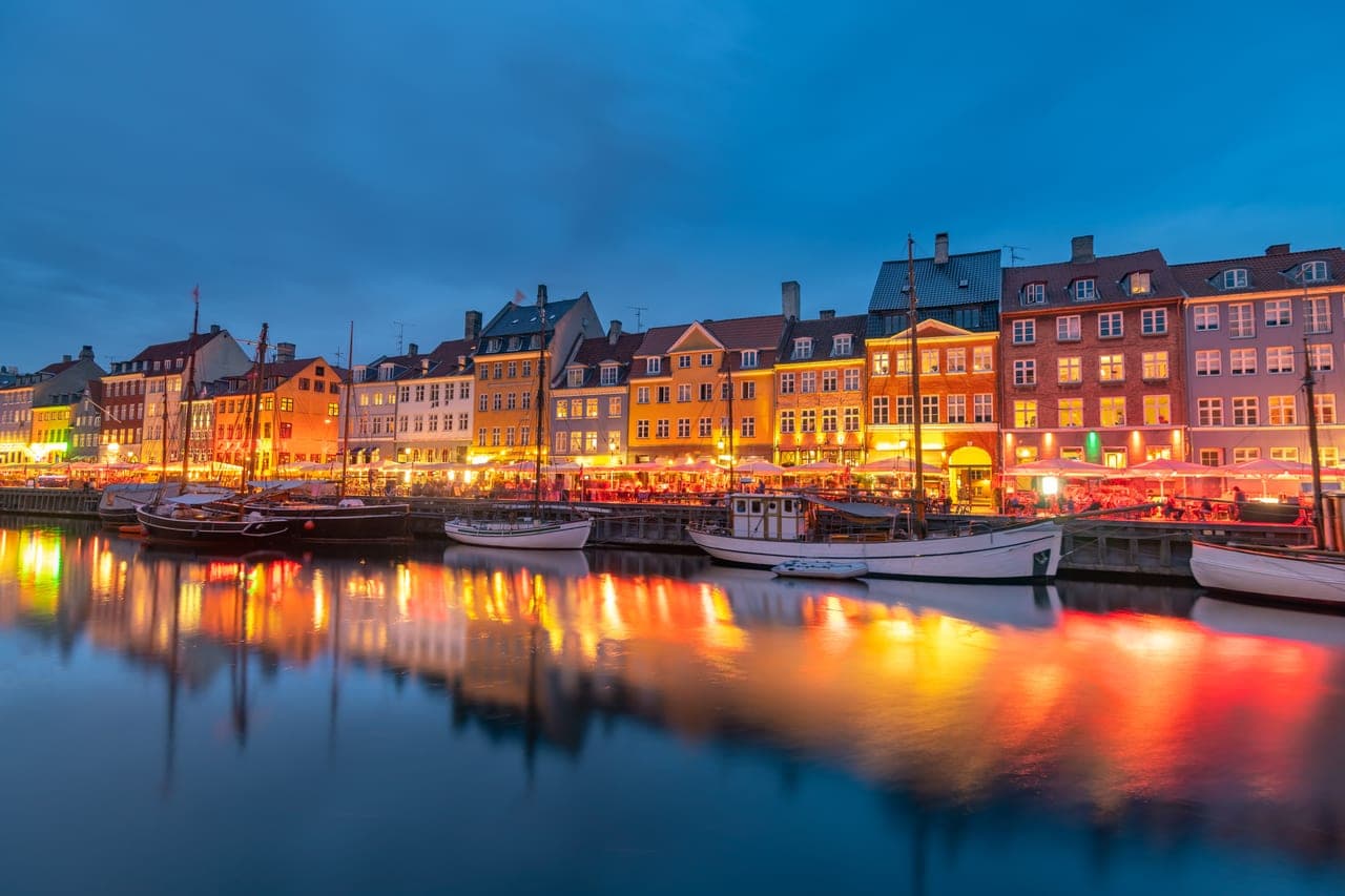 Der Nyhavn-Kanal in Kopenhagen mit bunten Giebelhäusern und Booten am Kai
