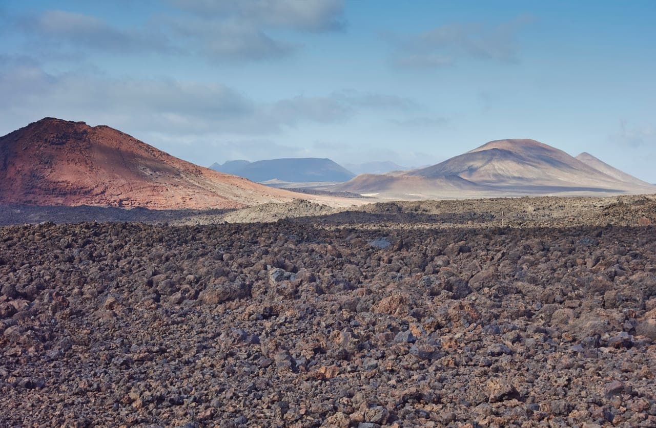Karge Vulkanlandschaft mit erloschenen Kratern auf Lanzarote
