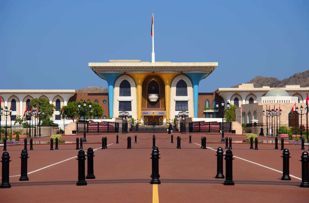 Der Sultanspalast Al Alam mit seinen blau-goldenen Säulen in der Altstadt von Muscat