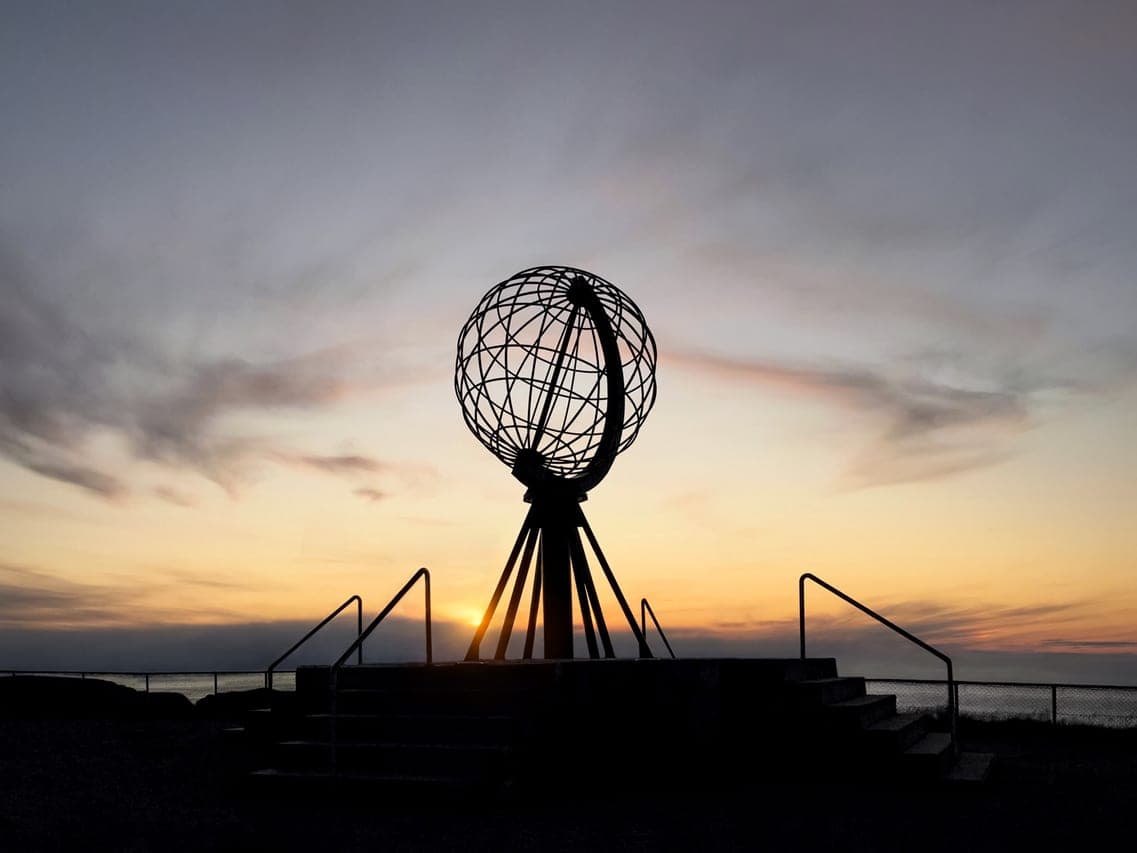 Das Globus-Monument am Nordkap unter grünen Nordlichtern