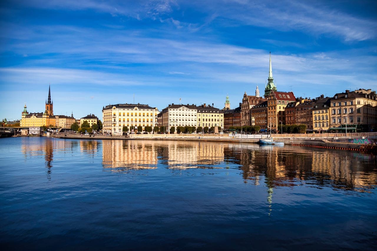 Die Altstadt Gamla Stan in Stockholm am Wasser in stimmungsvollem Abendlicht