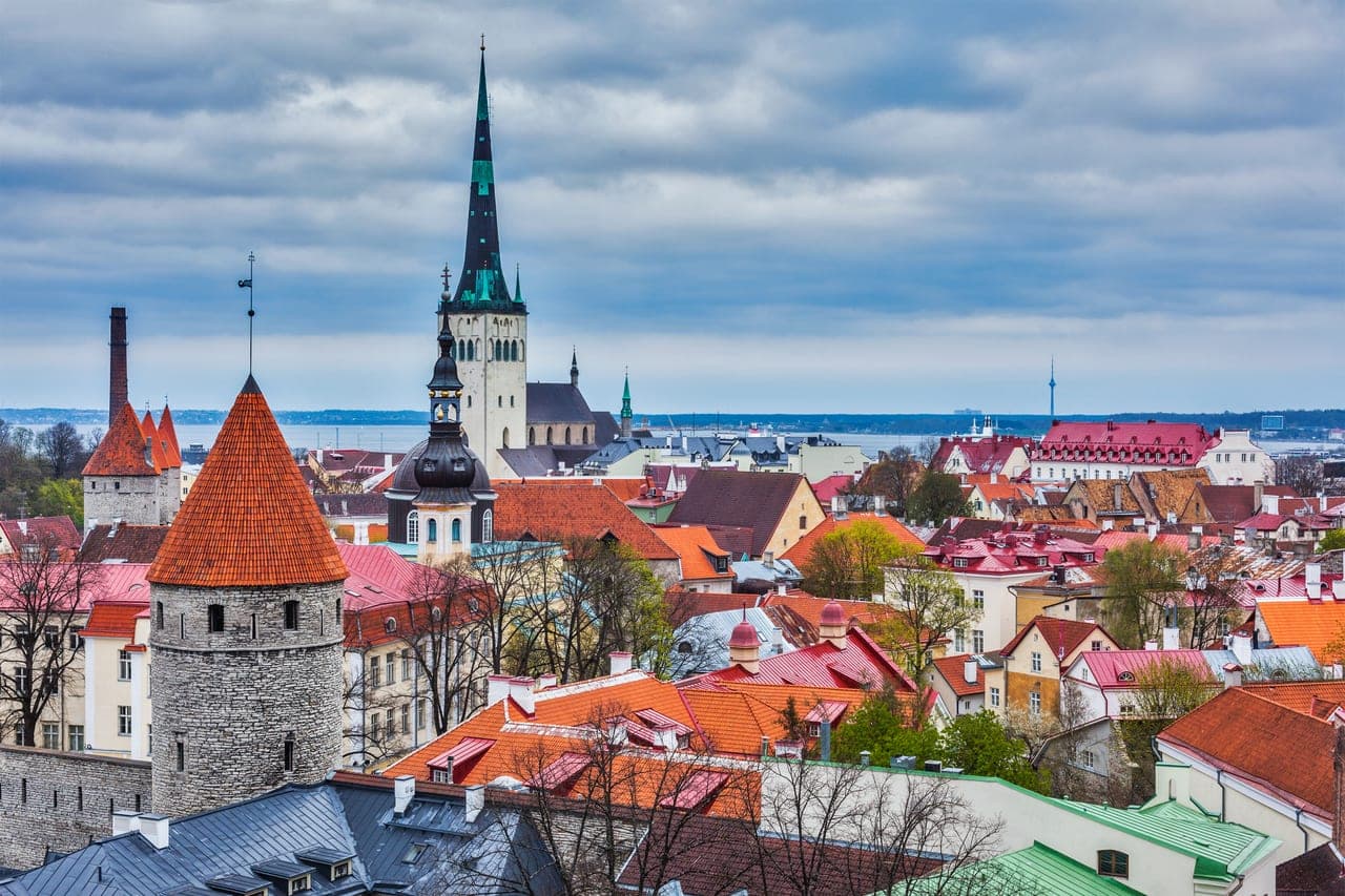 Blick über die mittelalterliche Altstadt von Tallinn mit Türmen der Stadtmauer