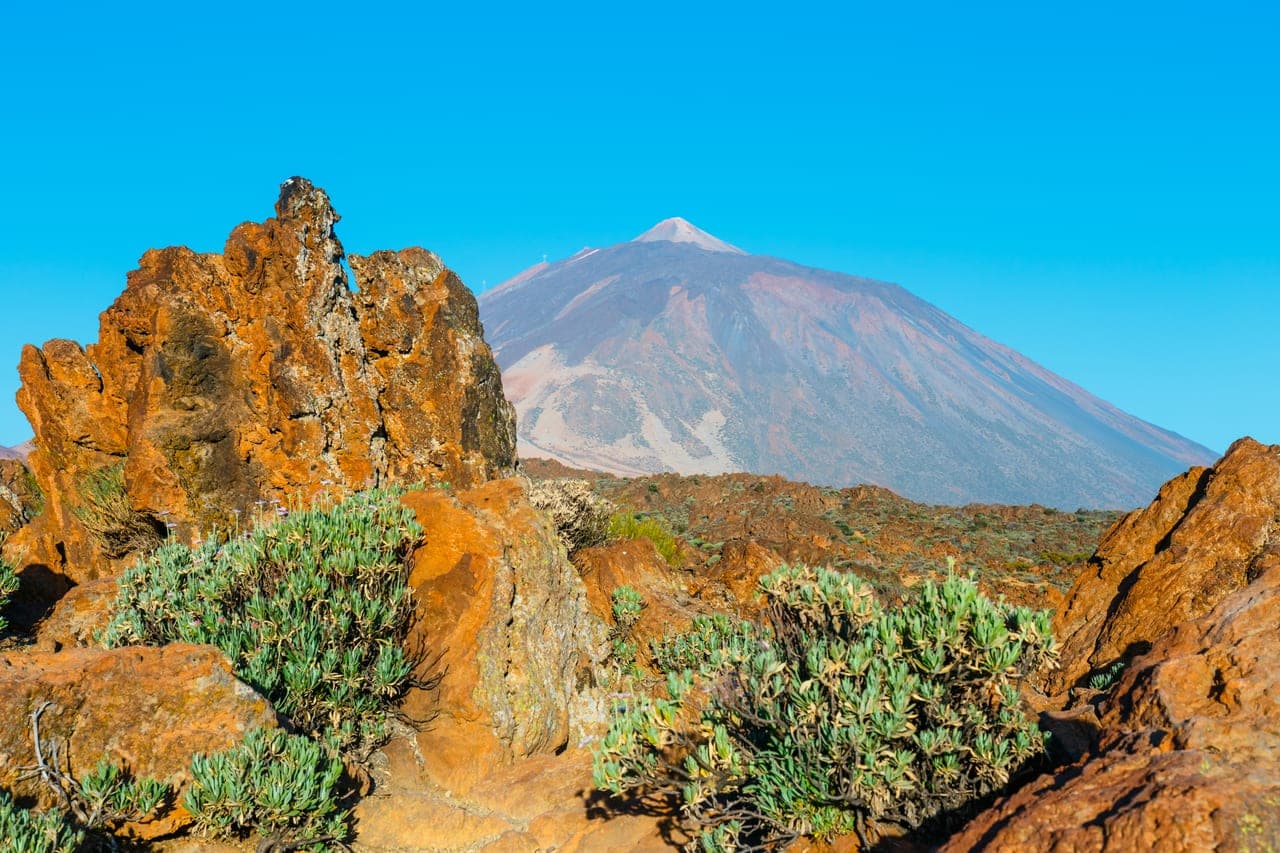 Der Teide-Vulkan erhebt sich bei Sonnenaufgang über der Caldera auf Teneriffa