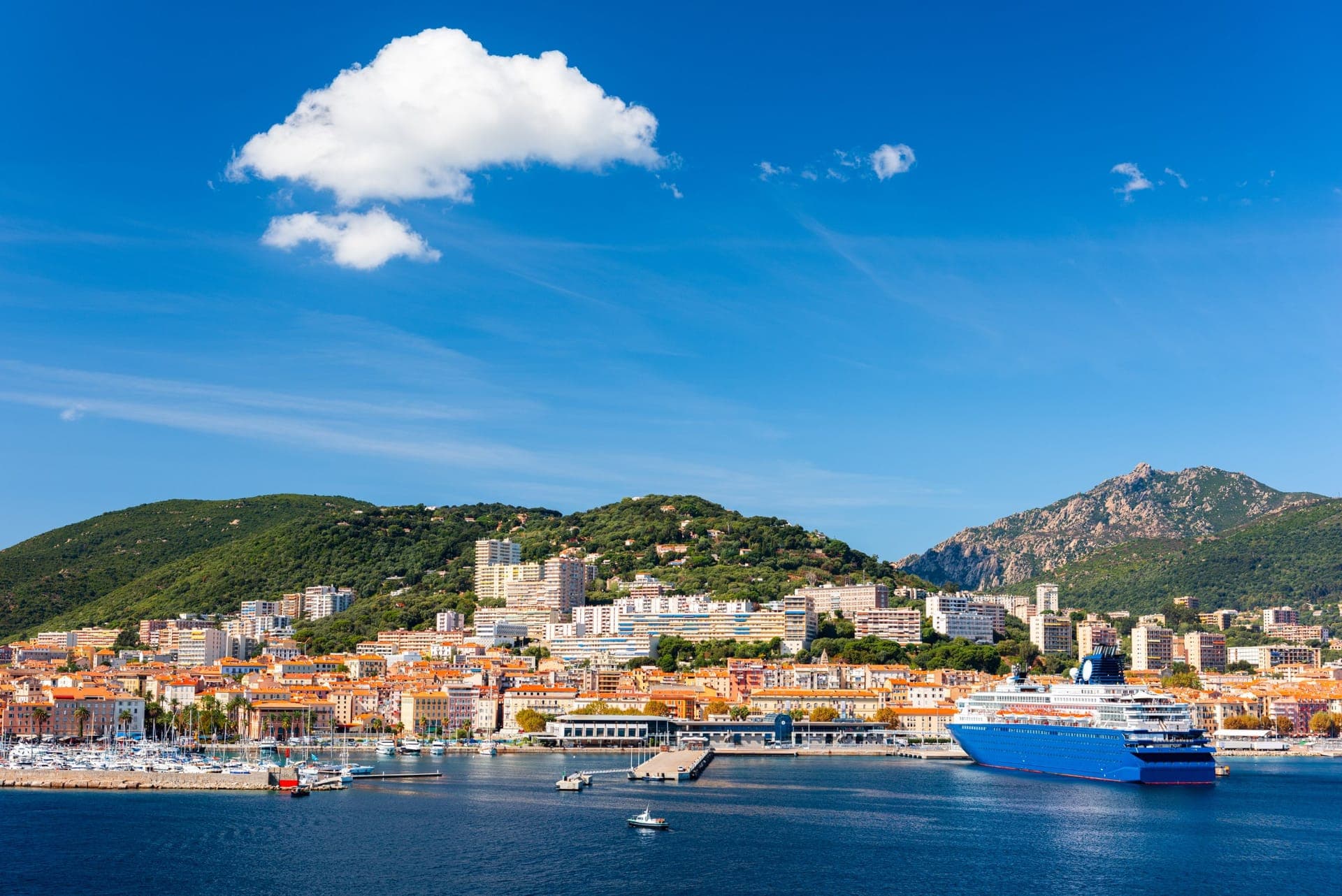 Blick über die Bucht von Ajaccio mit der Altstadt und den Bergen Korsikas im Hintergrund