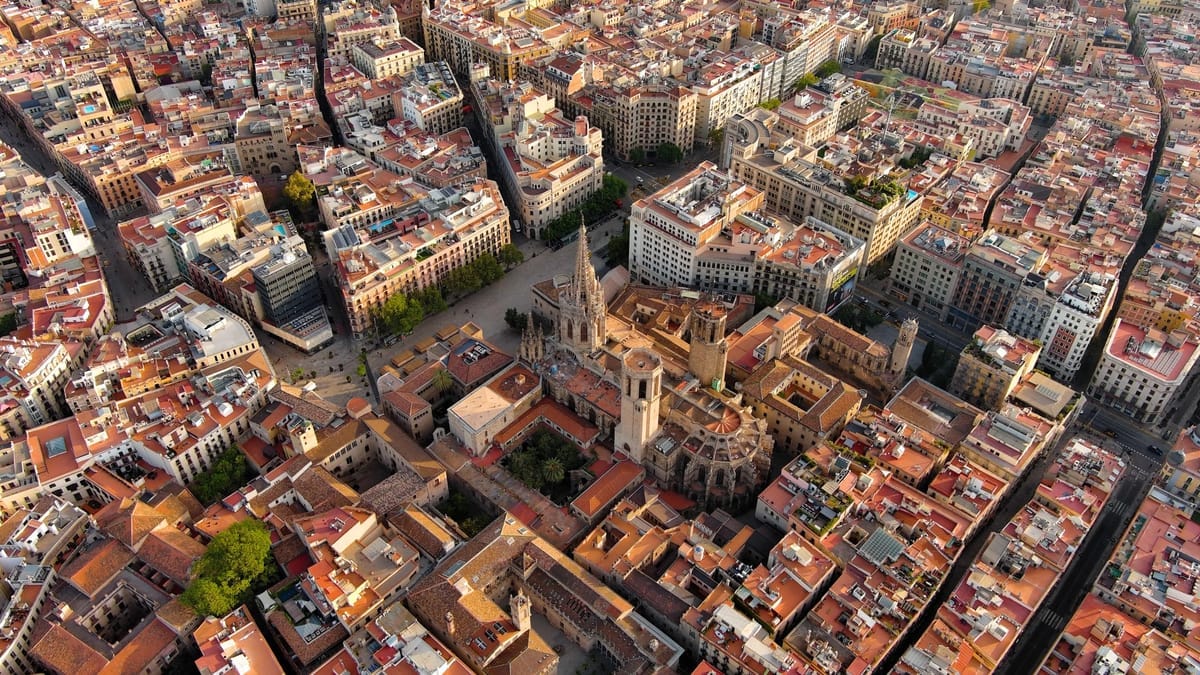 Das Gotische Viertel mit der Kathedrale von Barcelona aus der Luft