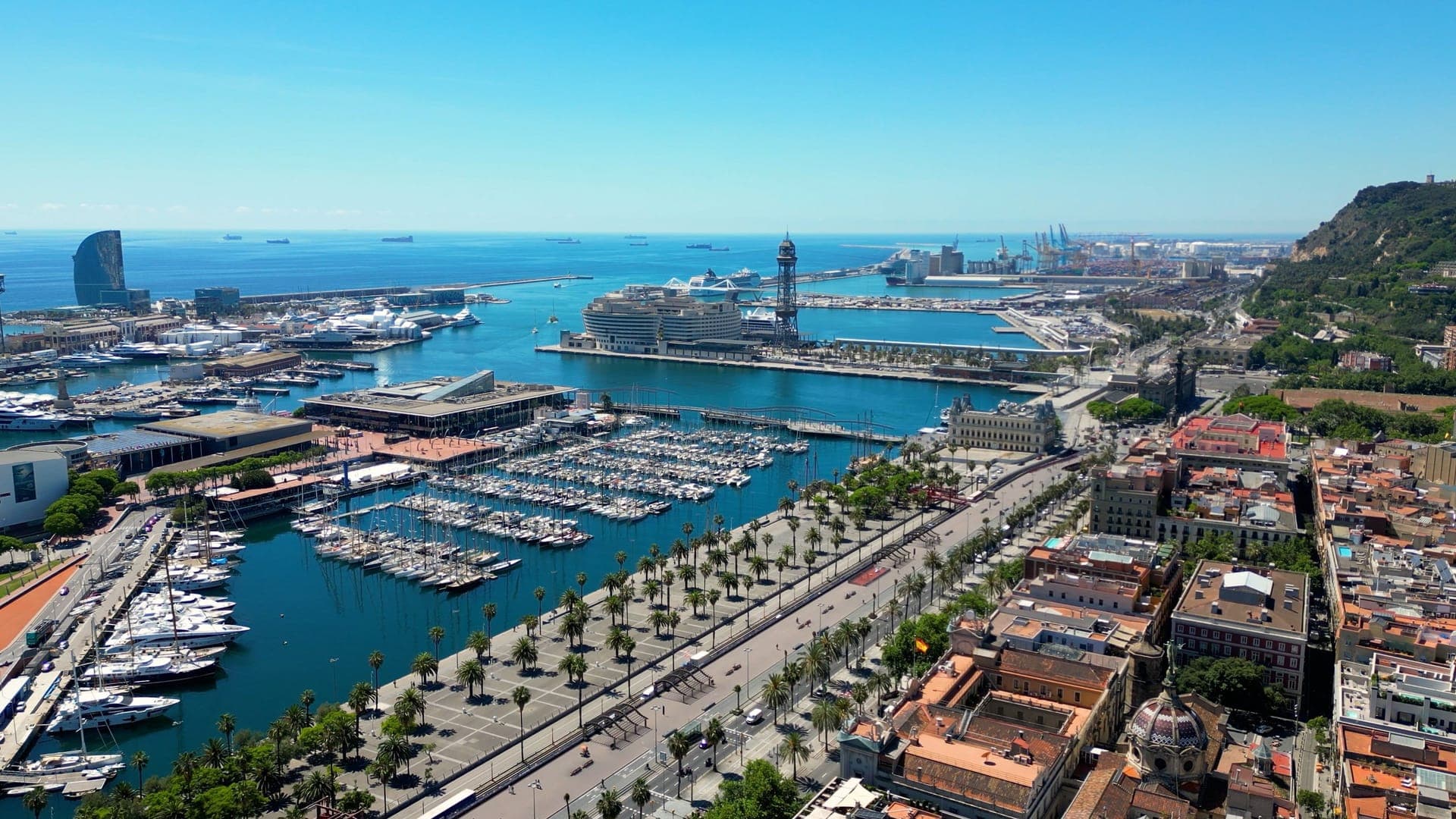 Luftaufnahme des Kreuzfahrthafens von Barcelona mit Port Vell und Kreuzfahrtschiffen