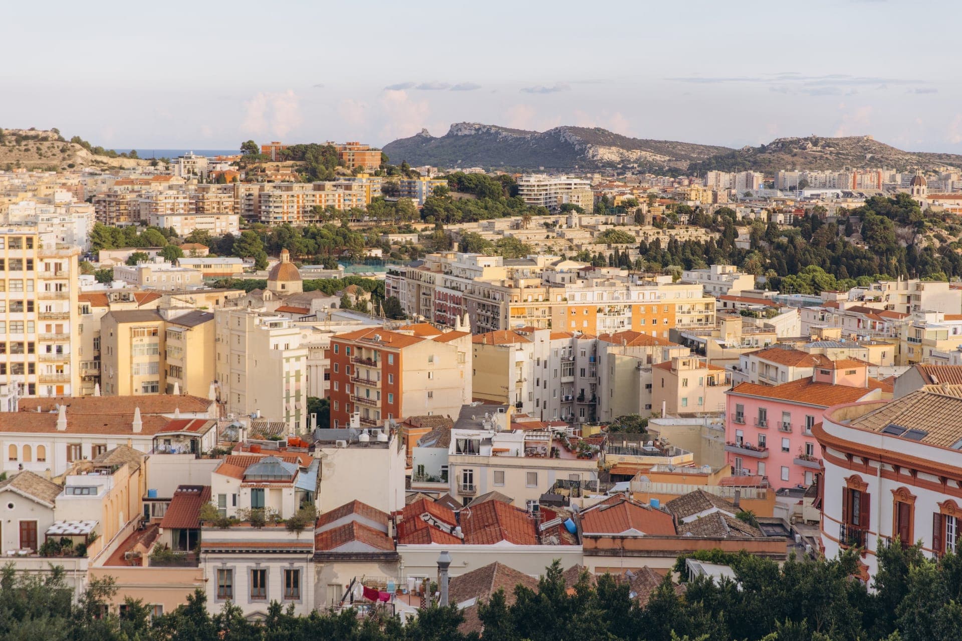 Panoramablick auf Cagliari mit dem Castello-Viertel auf dem Hügel