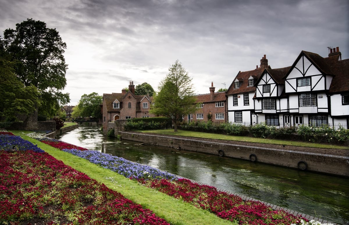 Der Fluss Stour mit Tudor-Fachwerkhäusern und Blumenbeeten in der Altstadt von Canterbury