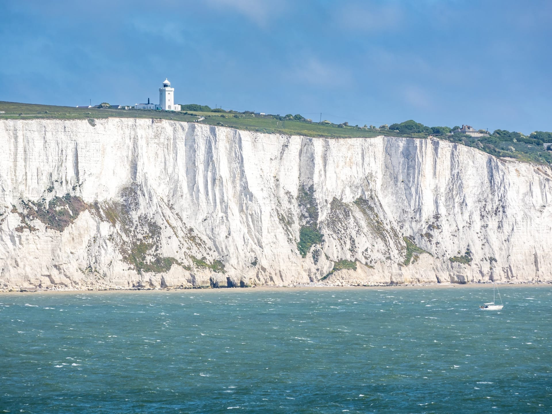 Die weißen Kreidefelsen von Dover mit grüner Grasnarbe über dem Ärmelkanal