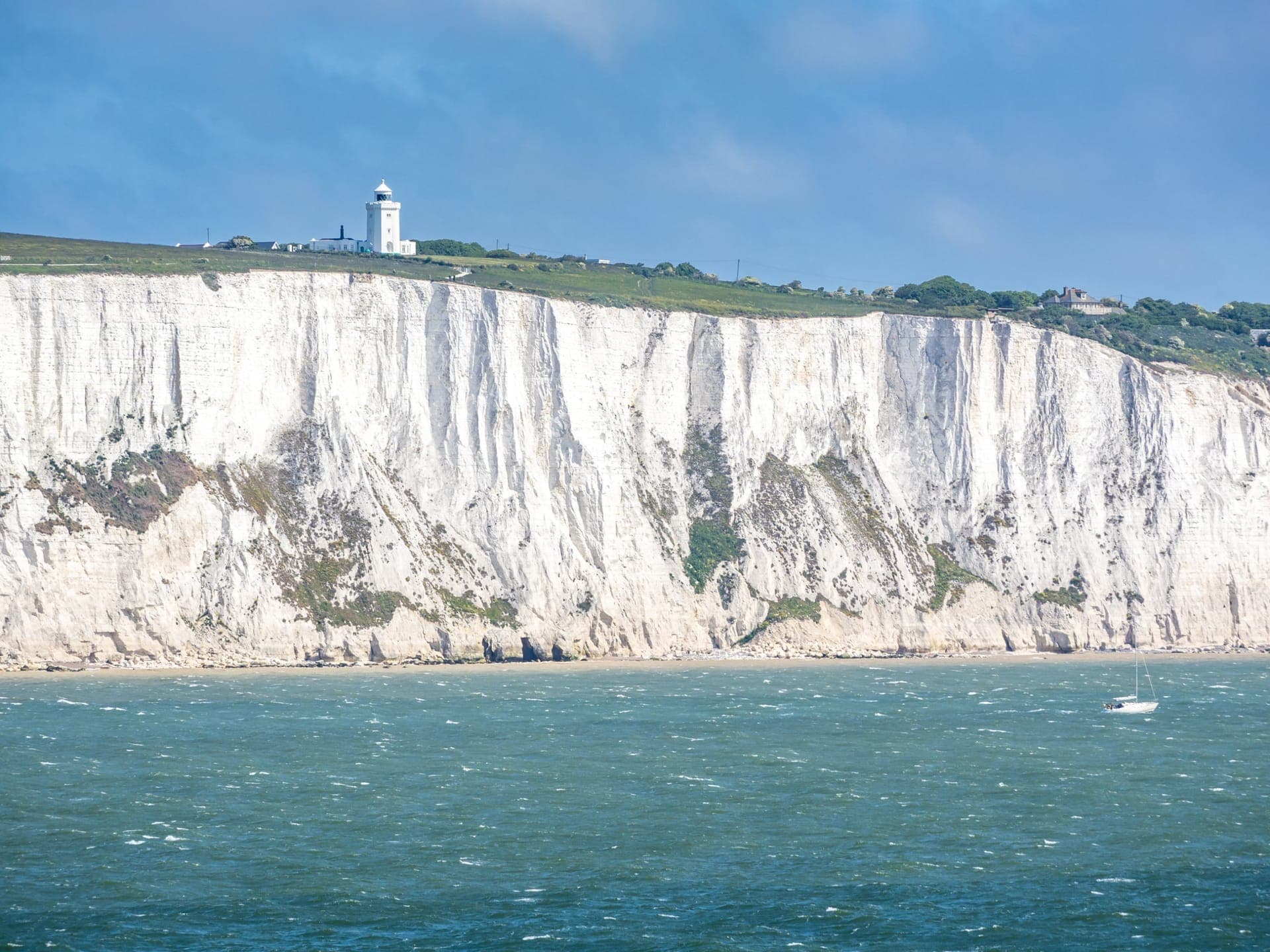 Die weißen Kreidefelsen von Dover mit grüner Grasnarbe über dem Ärmelkanal