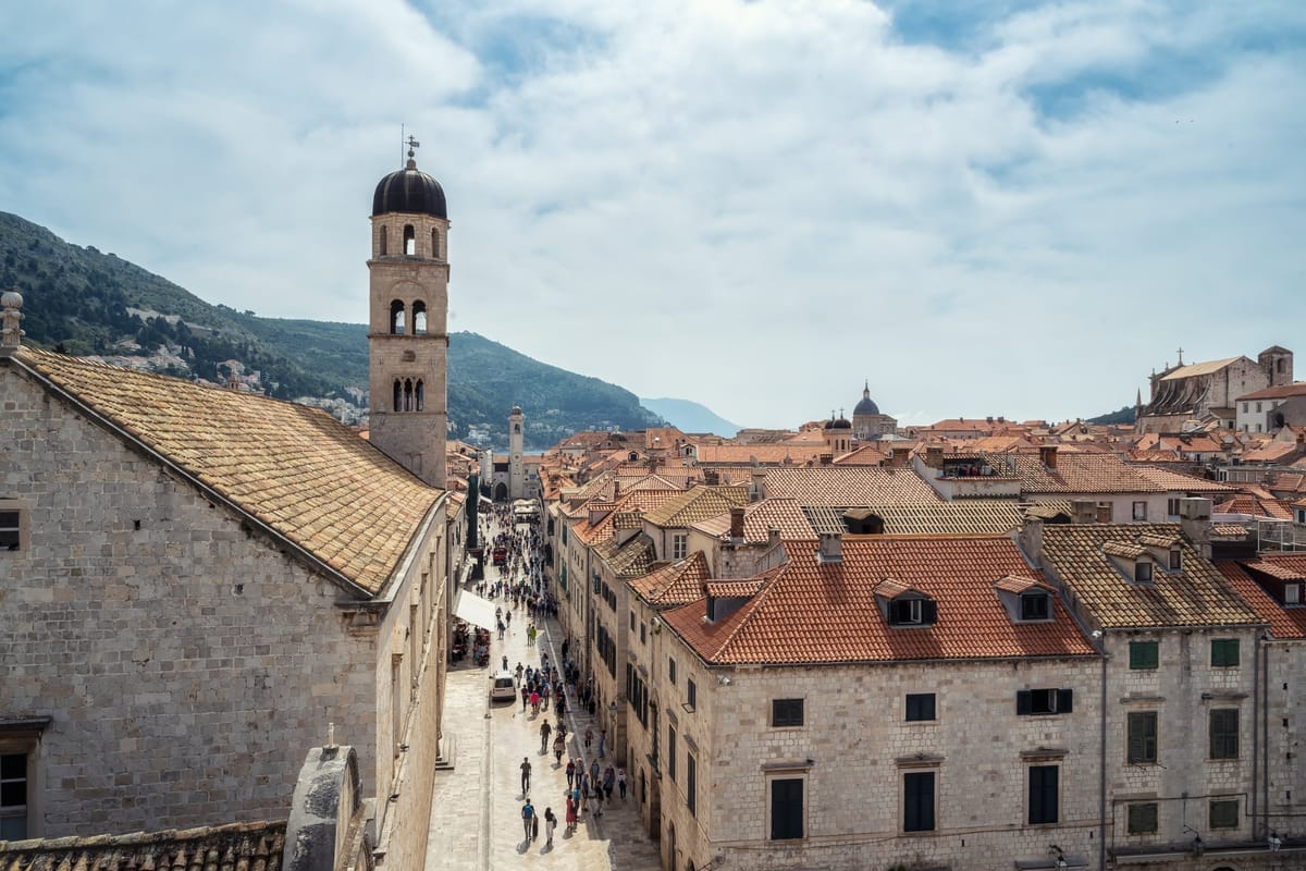 Der Stradun, die marmorgepflasterte Hauptgasse der Altstadt von Dubrovnik, mit Passanten und historischen Fassaden
