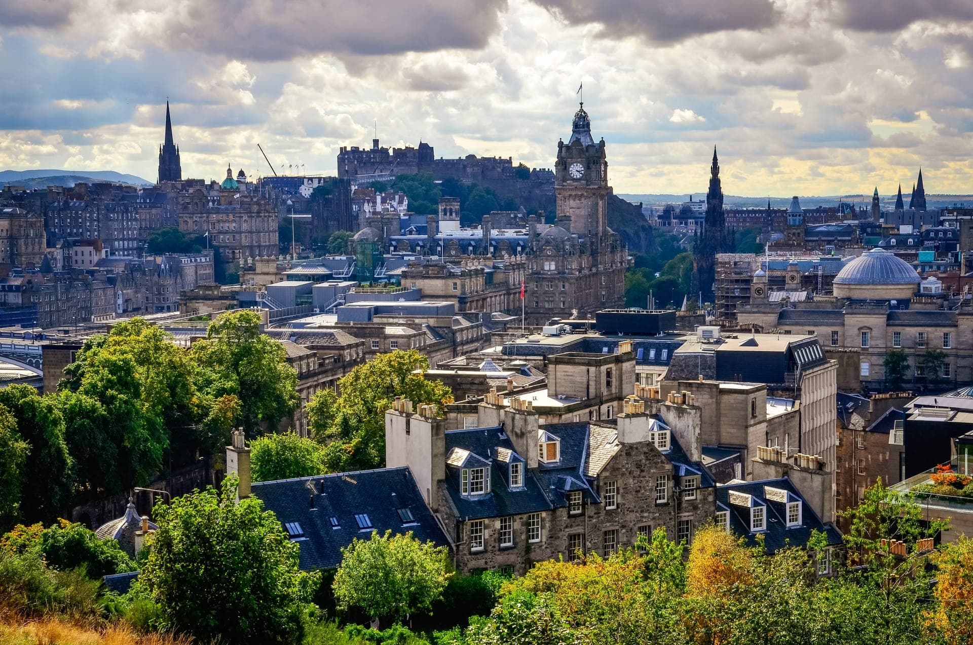 Blick vom Calton Hill über die Altstadt von Edinburgh mit dem Castle auf dem Burgberg