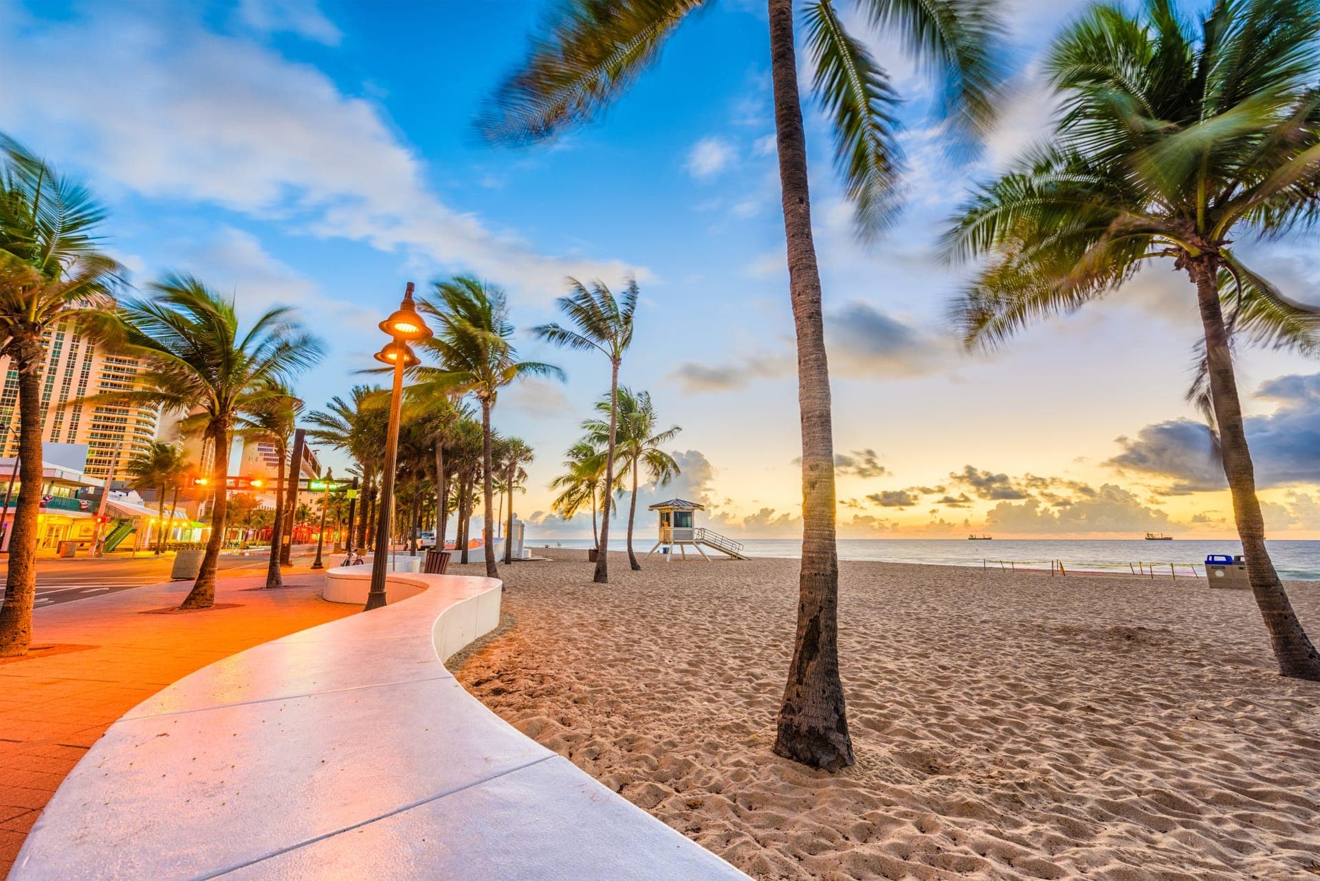 Strand und Skyline von Fort Lauderdale mit Palmen an der Promenade