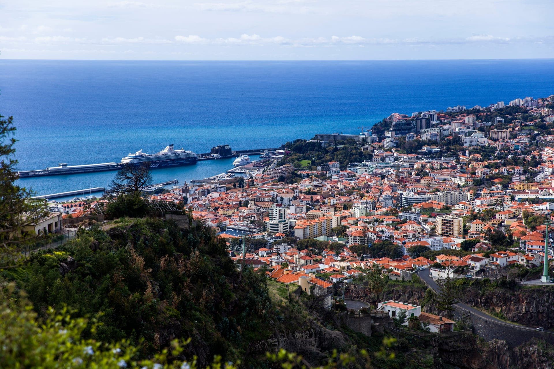 Blick von oben auf Funchal mit Hafen, Kreuzfahrtschiff und Stadt auf Madeira