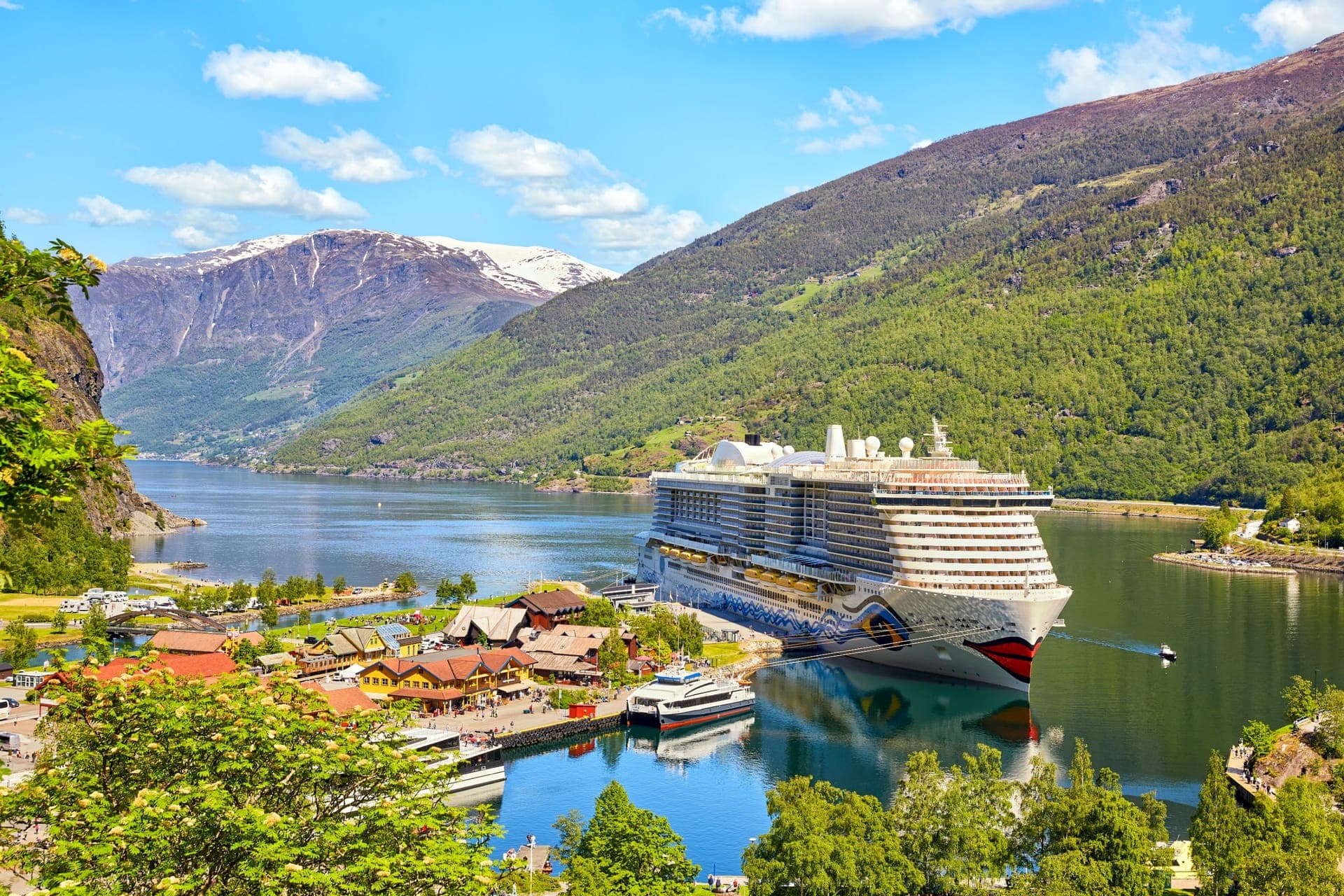 Kreuzfahrtschiff im Geirangerfjord mit steilen Felswänden