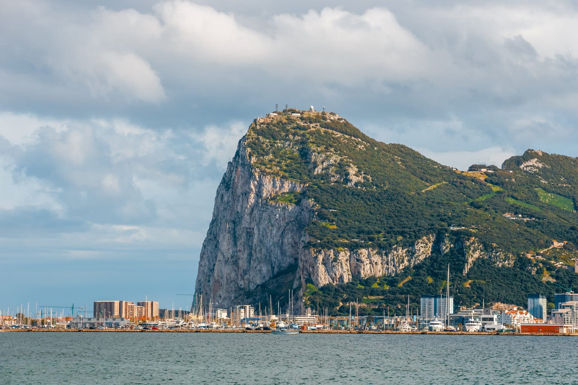 Der Felsen von Gibraltar mit Stadt und Hafen an einem sonnigen Tag
