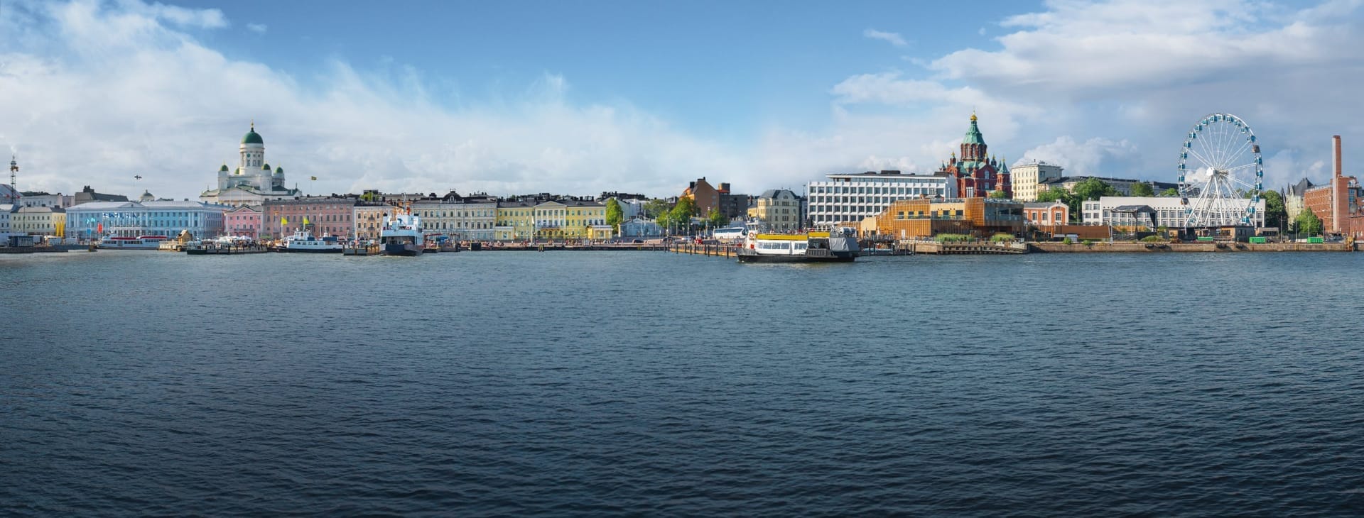 Panorama des Südhafens von Helsinki mit Dom, Marktplatz, Uspenski-Kathedrale und Riesenrad vom Wasser aus