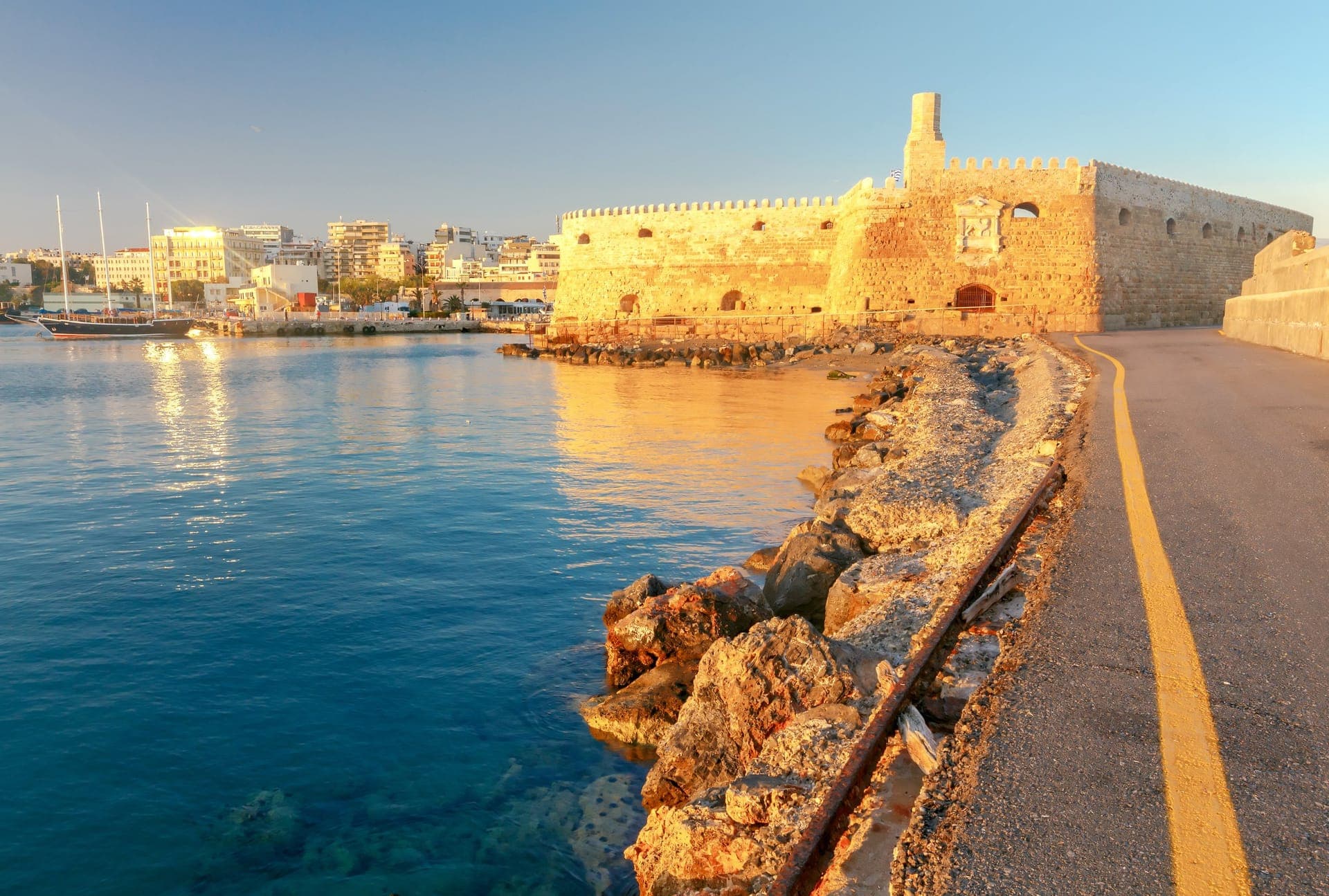 Die venezianische Festung Koules am alten Hafen von Heraklion mit Fischerbooten davor