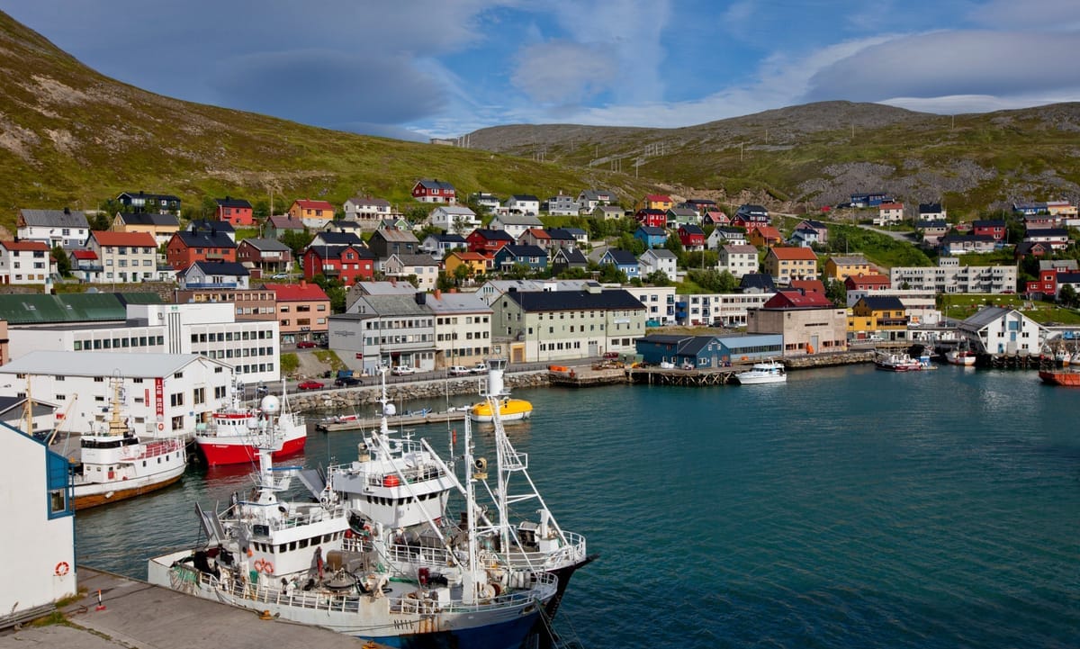 Bunte Häuser und Fischerboote im Naturhafen von Honningsvåg