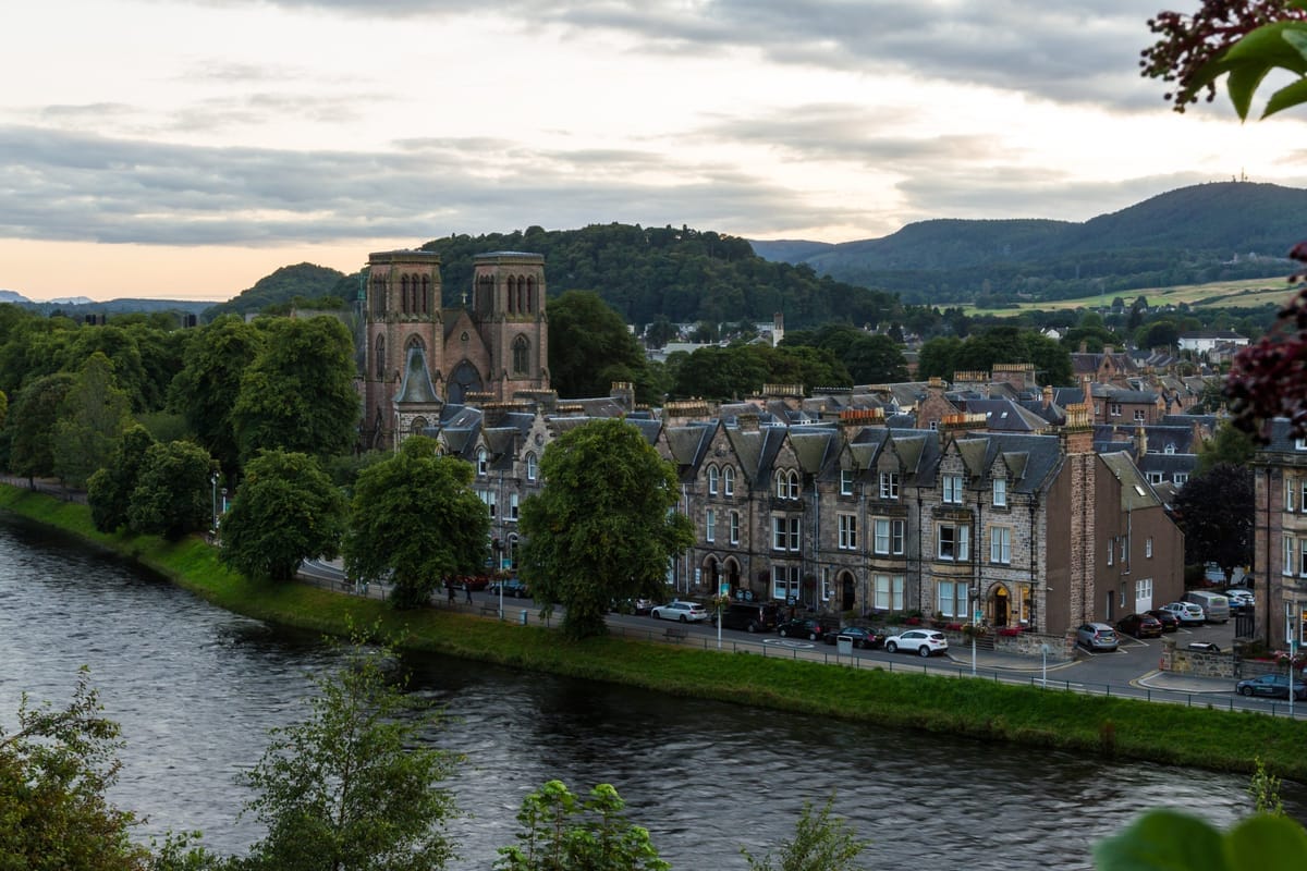 Blick über den Fluss Ness auf Inverness Castle in den schottischen Highlands