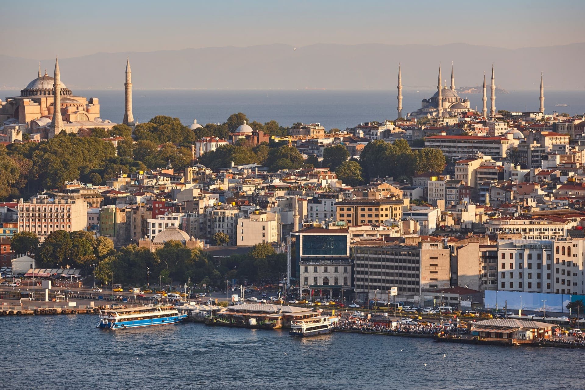 Skyline von Istanbul mit Hagia Sophia und Minaretten über dem Bosporus im Abendlicht