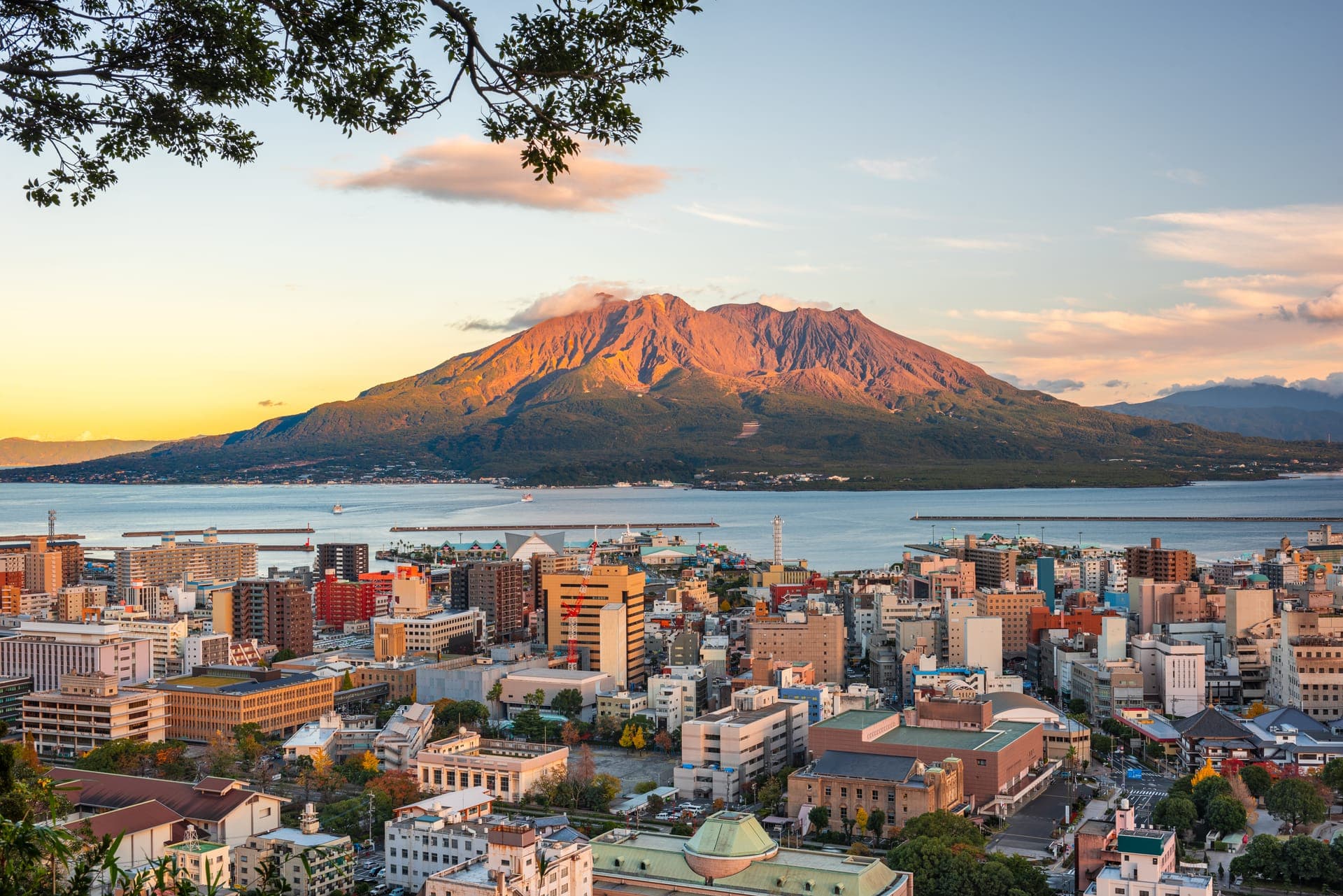 Blick über die Stadt Kagoshima auf die Bucht und den Vulkan Sakurajima, der dahinter aufragt