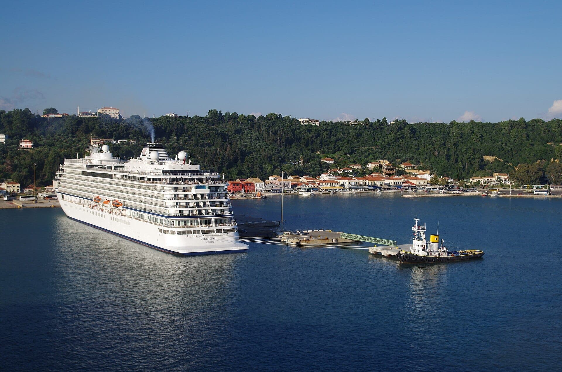 Hafenpromenade von Katakolon mit Tavernen am Wasser und Kreuzfahrtschiff an der Pier