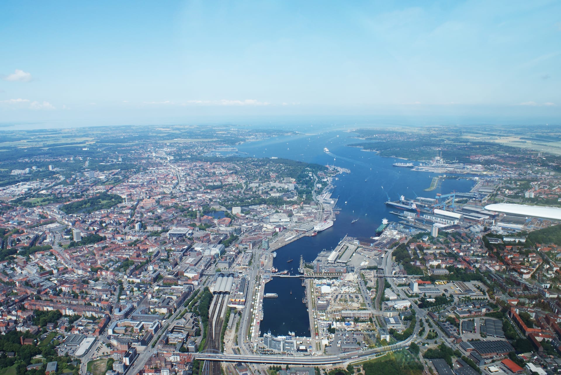 Luftaufnahme von Kiel mit Innenstadt, Hörn-Hafenbecken und der Kieler Förde