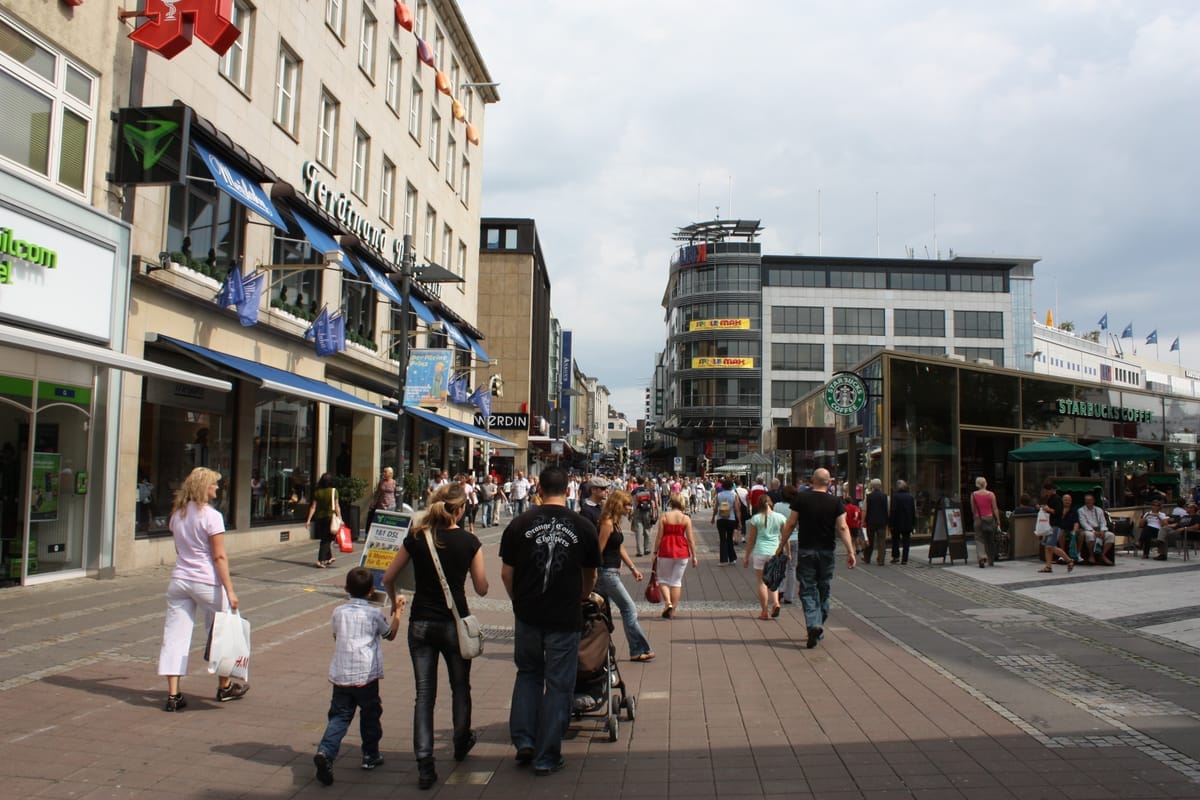 Fußgängerzone Holstenstraße in der Kieler Innenstadt mit Passanten und Geschäften