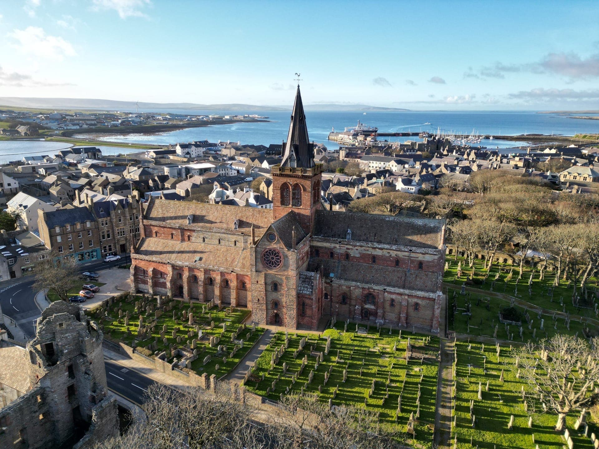 Die St.-Magnus-Kathedrale aus rotem Sandstein überragt die Häuser von Kirkwall auf den Orkney-Inseln