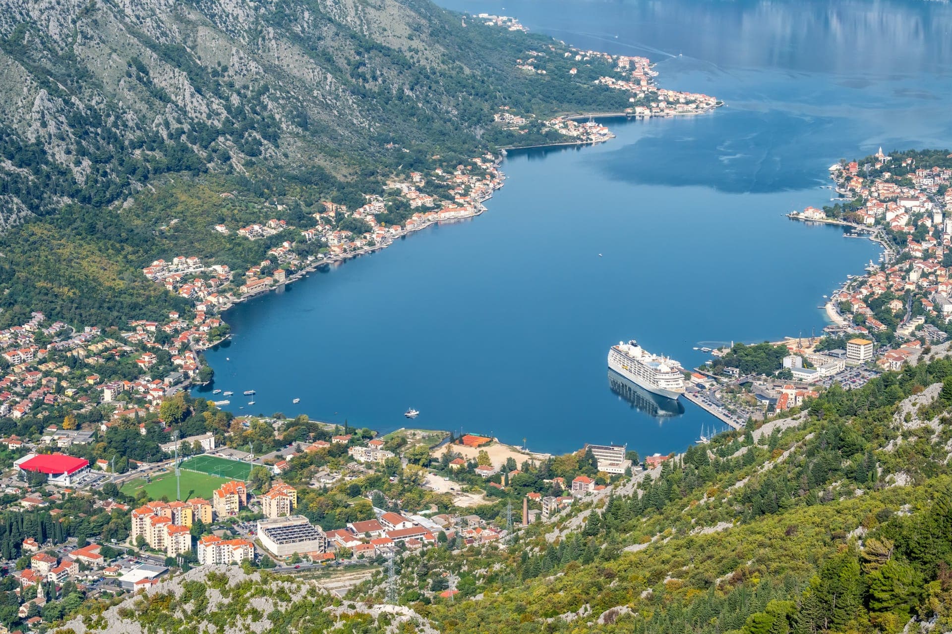Blick auf die Bucht von Kotor mit der ummauerten Altstadt und den steil aufragenden Bergen
