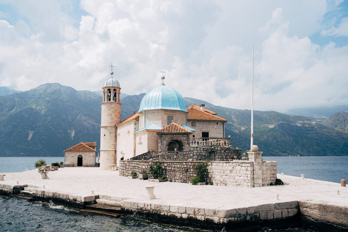 Die Kircheninsel Our Lady of the Rocks vor Perast in der Bucht von Kotor