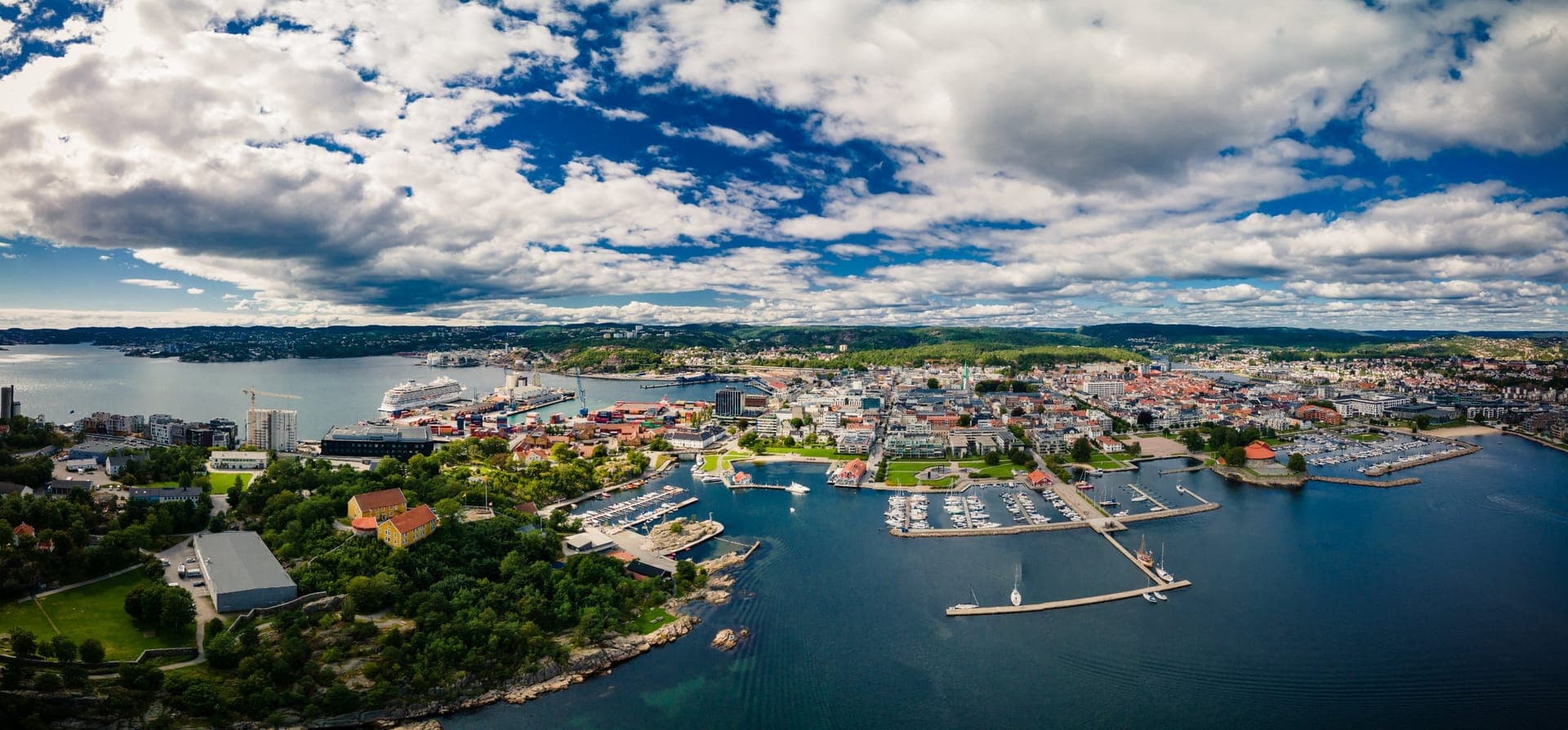Blick über Kristiansand mit Hafen, dem schachbrettartigen Stadtzentrum Kvadraturen und den Schären der Südküste