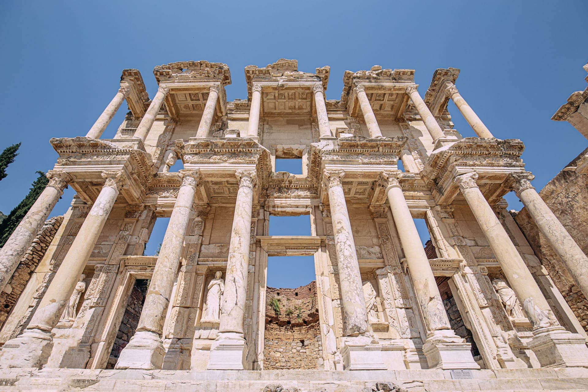 Die Fassade der Celsus-Bibliothek in Ephesos bei Kusadasi im warmen Sonnenlicht