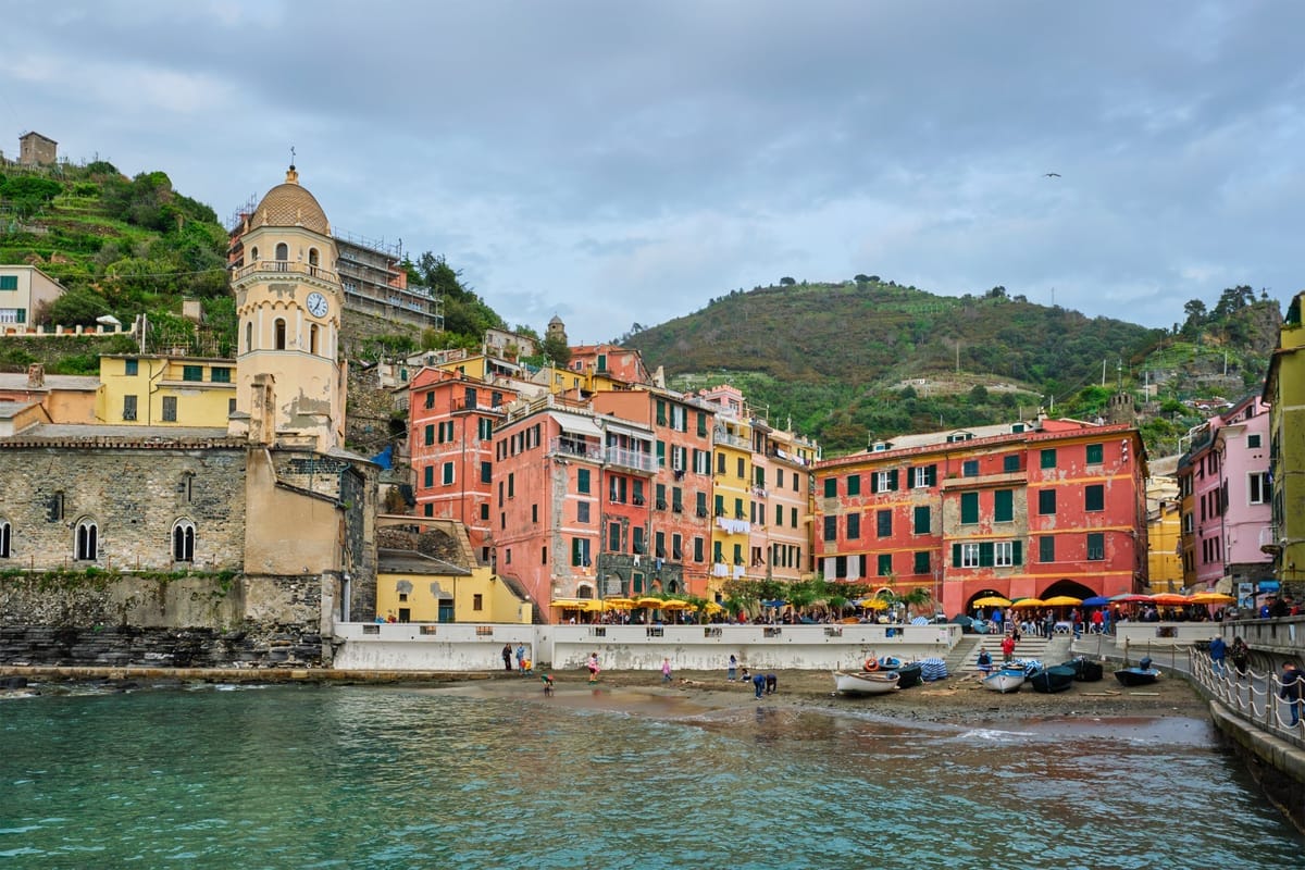 Das Dorf Vernazza mit bunten Häusern und kleinem Naturhafen von oben
