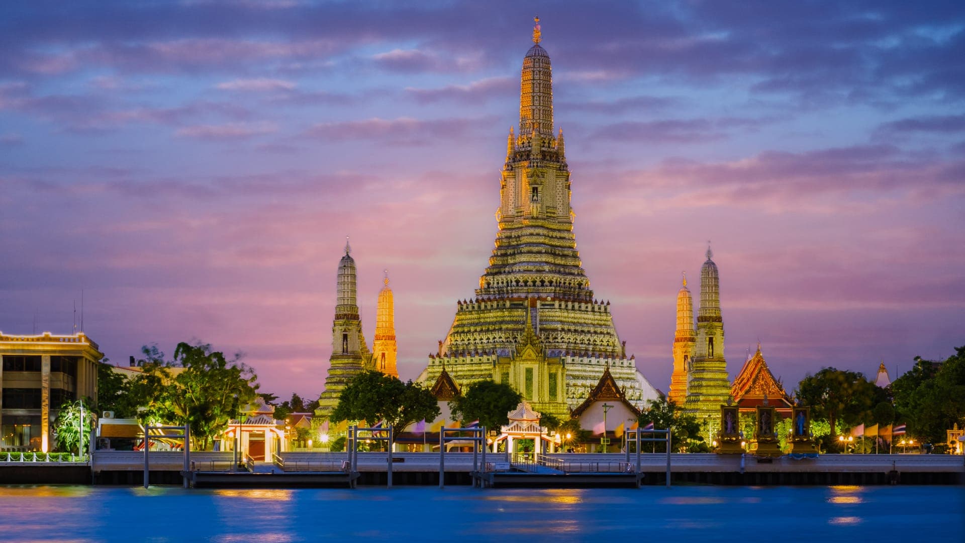 Der Tempel Wat Arun am Chao-Phraya-Fluss in Bangkok, angestrahlt in der Dämmerung