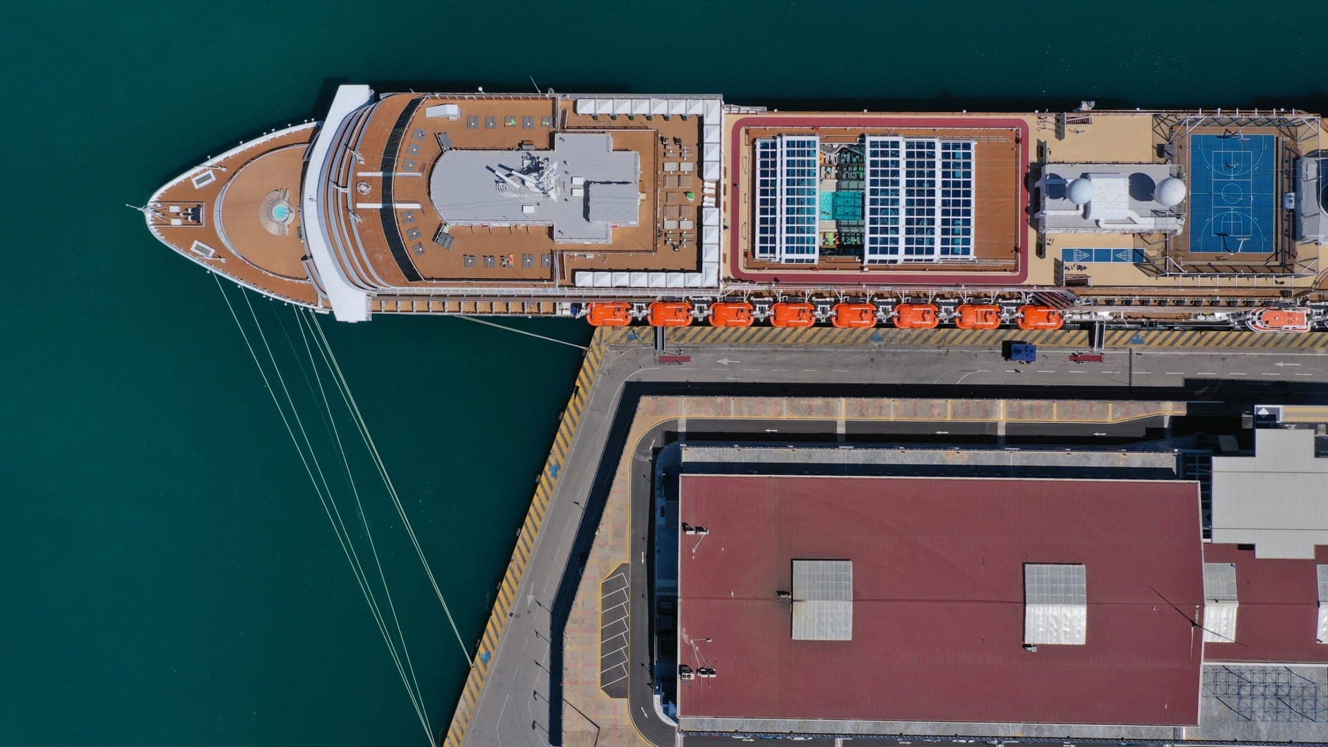 Luftaufnahme eines Kreuzfahrtschiffs an einer Hafenpier, Symbolbild für den Hafen von Livorno