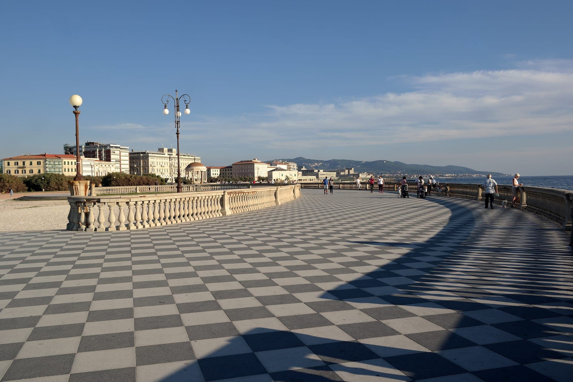 Die Terrazza Mascagni in Livorno mit schwarz-weißem Schachbrettboden, Balustrade zum Meer und der Stadt im Hintergrund