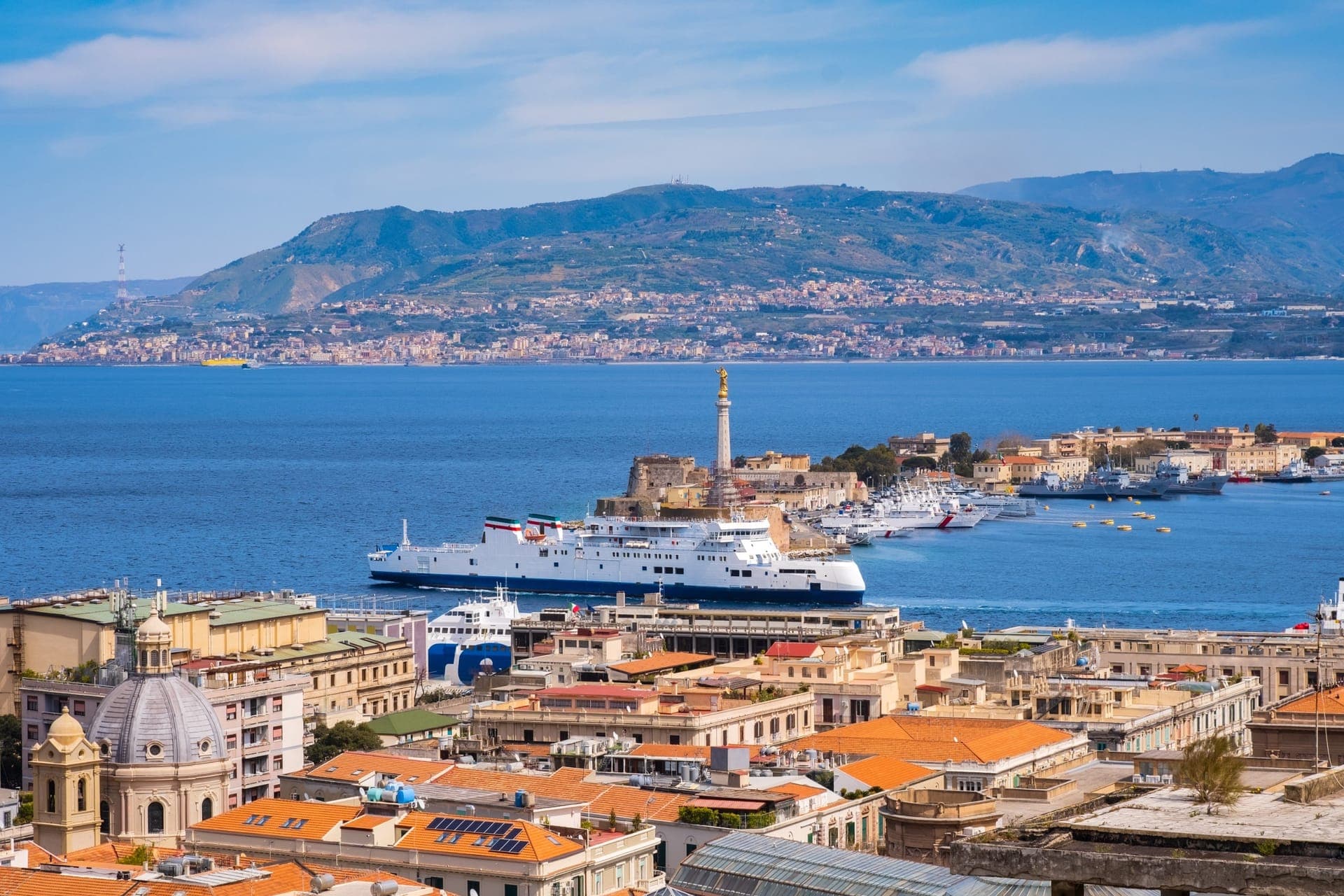 Blick über die Dächer von Messina auf den Hafen und die Meerenge nach Kalabrien