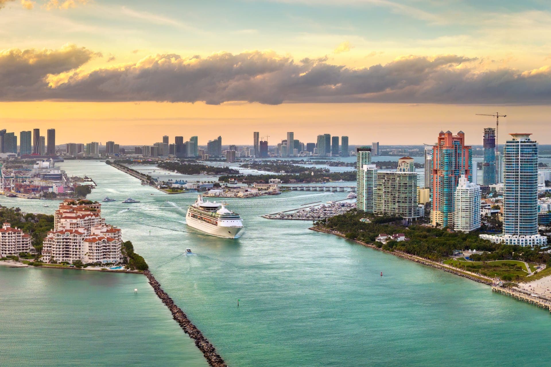 Kreuzfahrtschiff verlässt PortMiami mit der Skyline von Downtown Miami im Hintergrund
