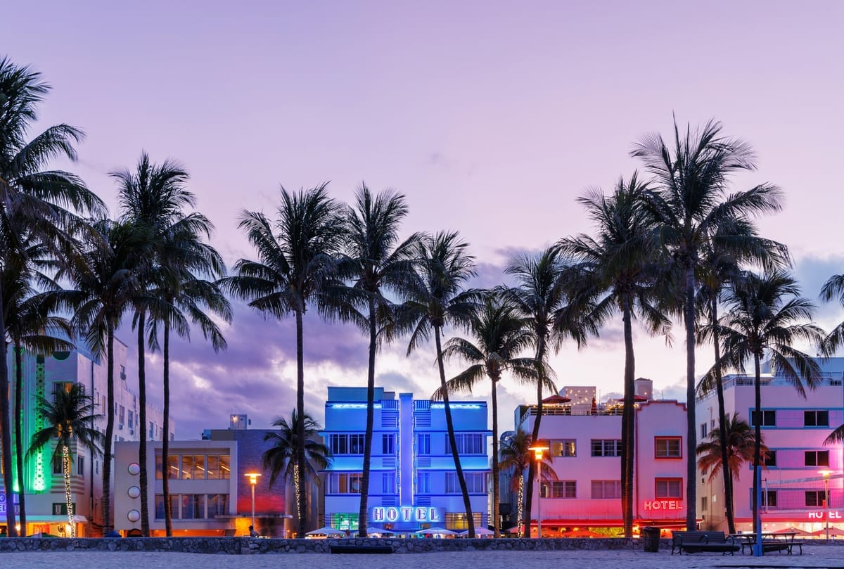 Pastellfarbene Art-déco-Hotels am Ocean Drive in Miami South Beach mit Palmen