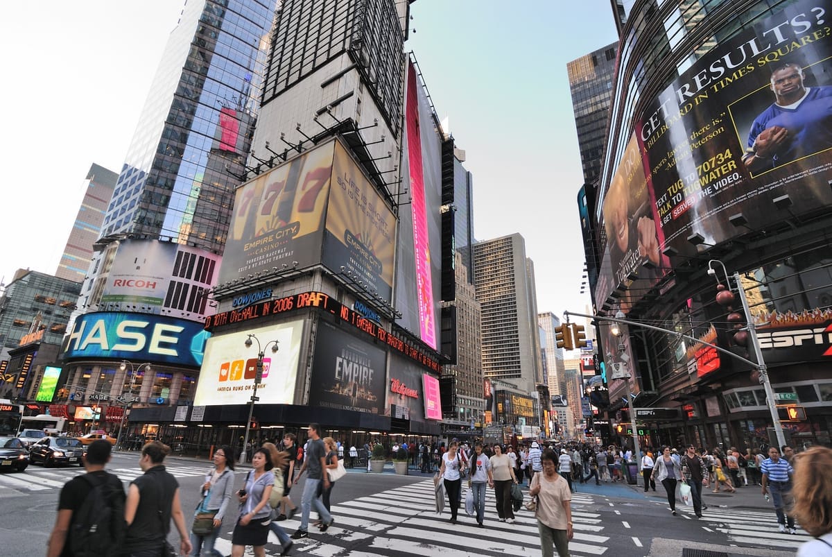 Times Square bei Tag mit Leuchtreklamen und Menschen, gerne leicht erhöhte Perspektive